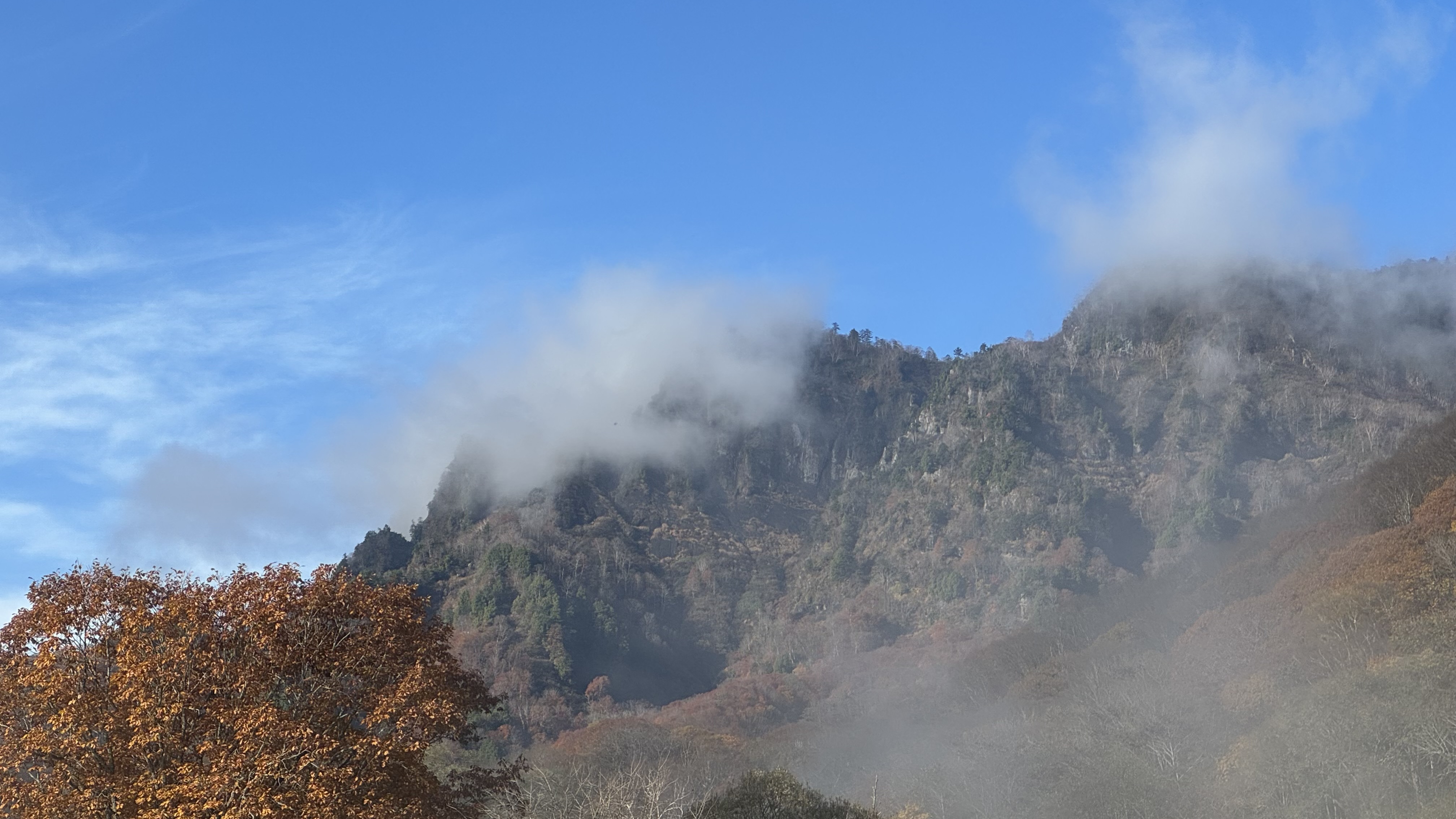 妙高の紅葉を抜け、斑尾へつなぐ Day1／戸隠キャンプ場〜黒姫山西登山口〜苗名の滝〜苗名の湯〜chant!さんの庭の写真