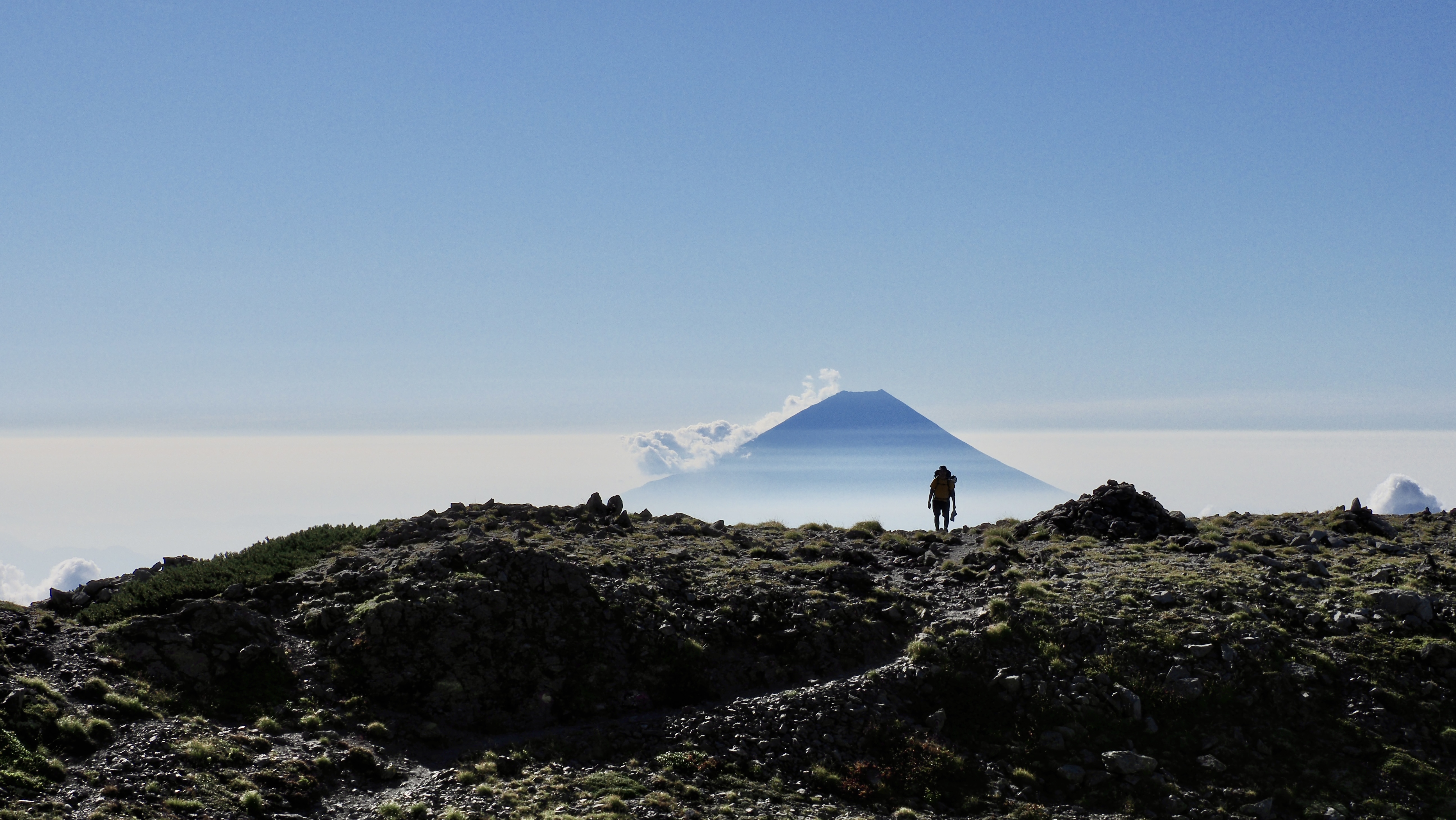 静かな稜線、天空の縦走路。