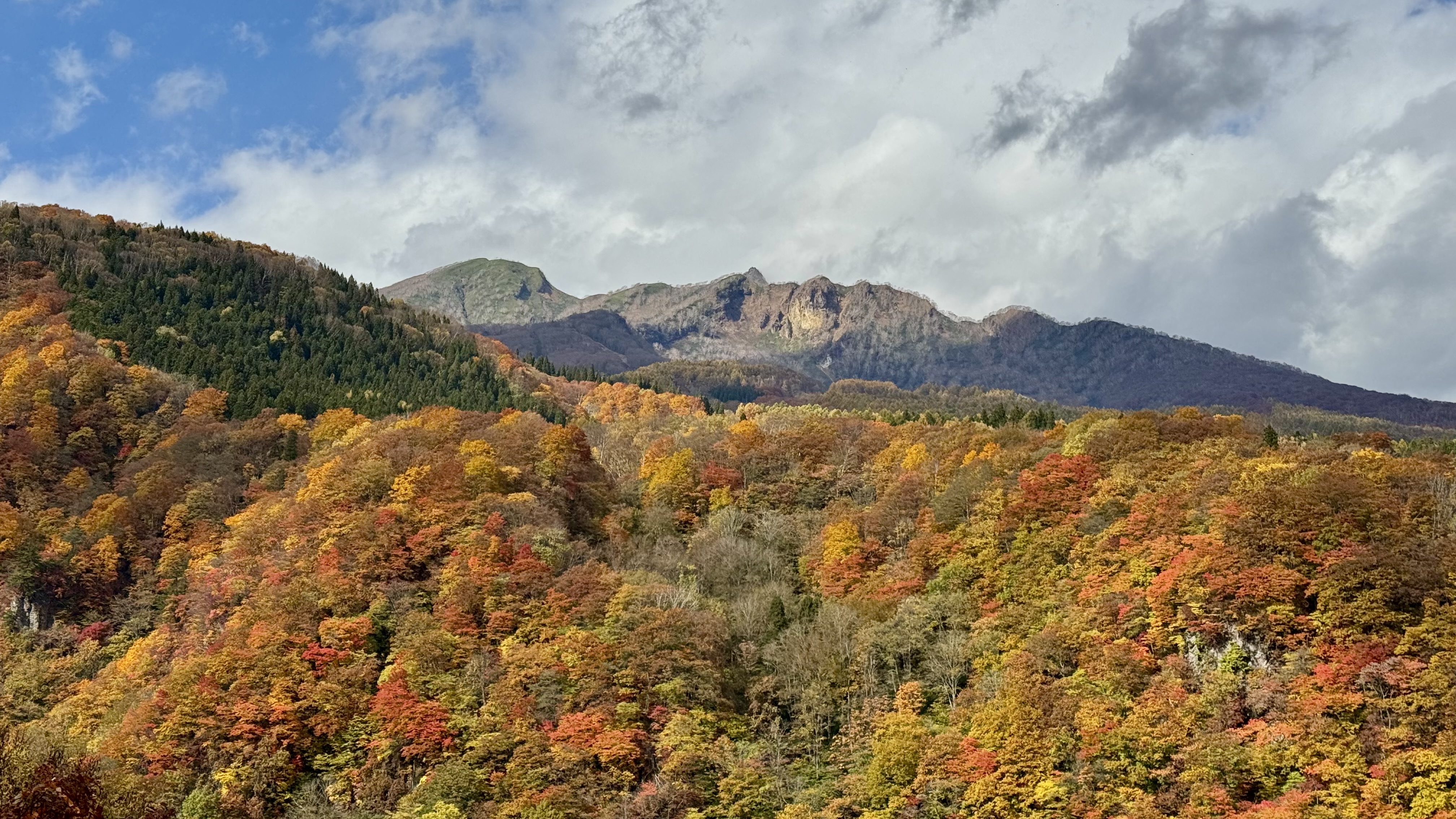 妙高の紅葉を抜け、斑尾へつなぐ