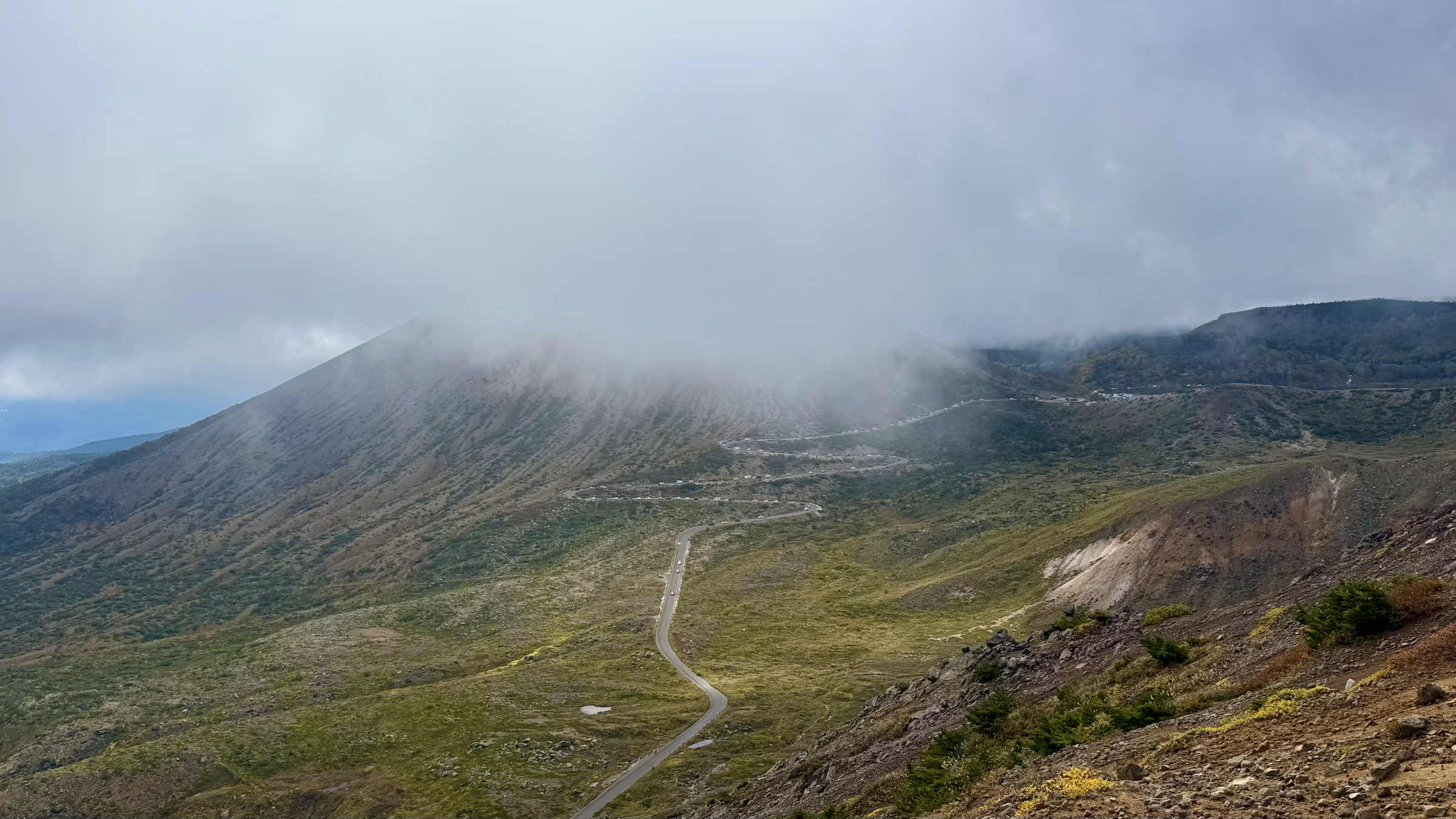 吾妻連峰、雲海と火山の稜線を歩く