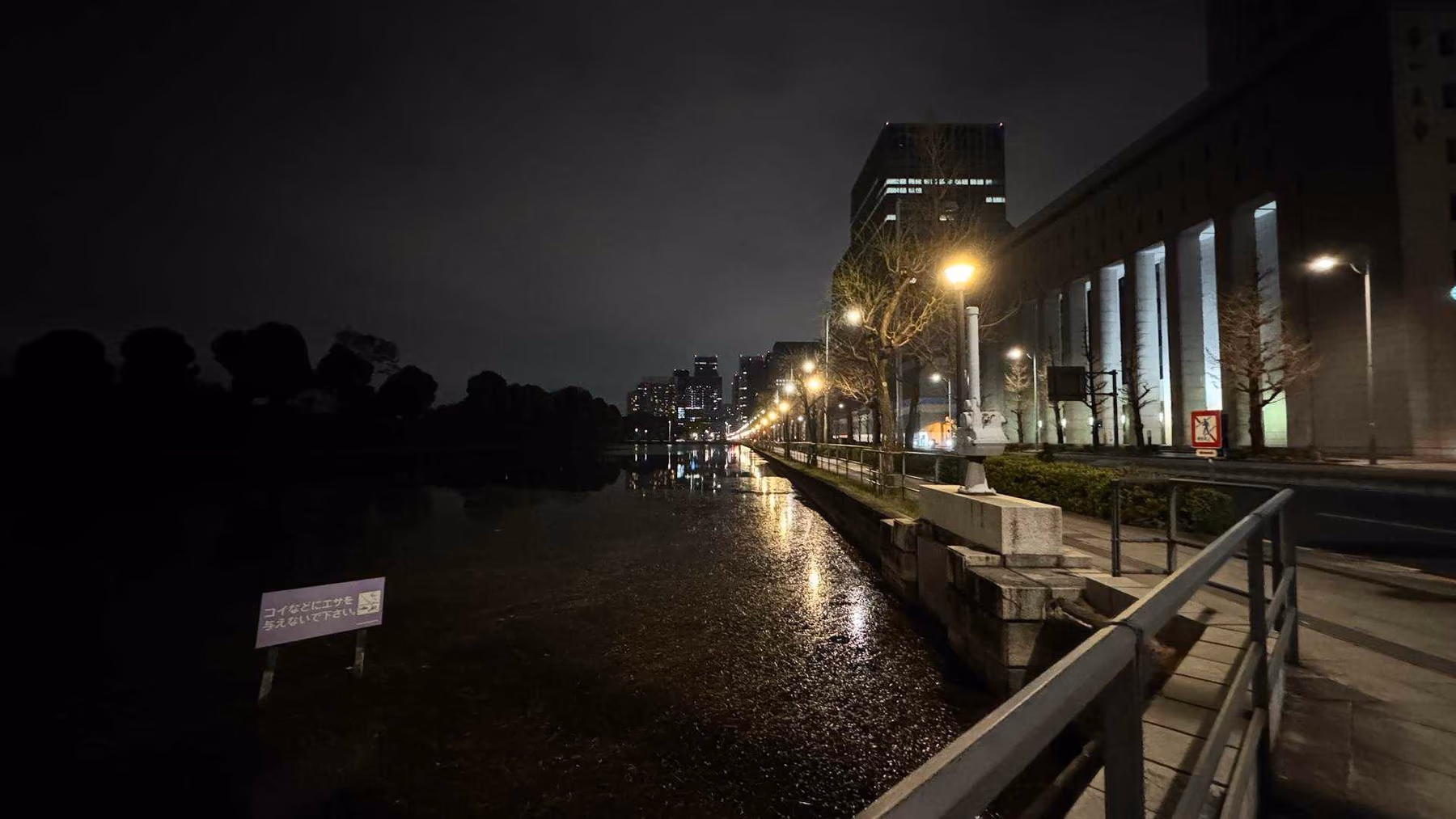 深夜の街を、歩いて帰るの写真