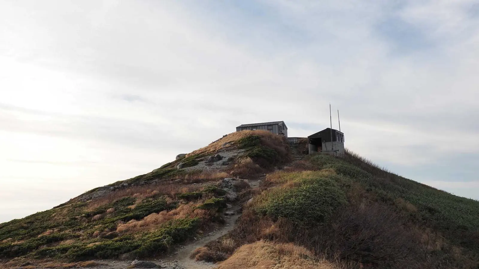 夕方の光を受ける本山小屋周辺