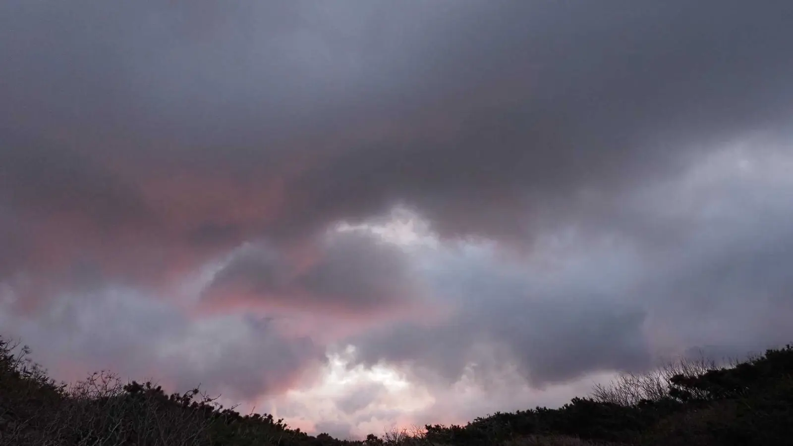 下山を始めた稜線で見上げた朝の雲