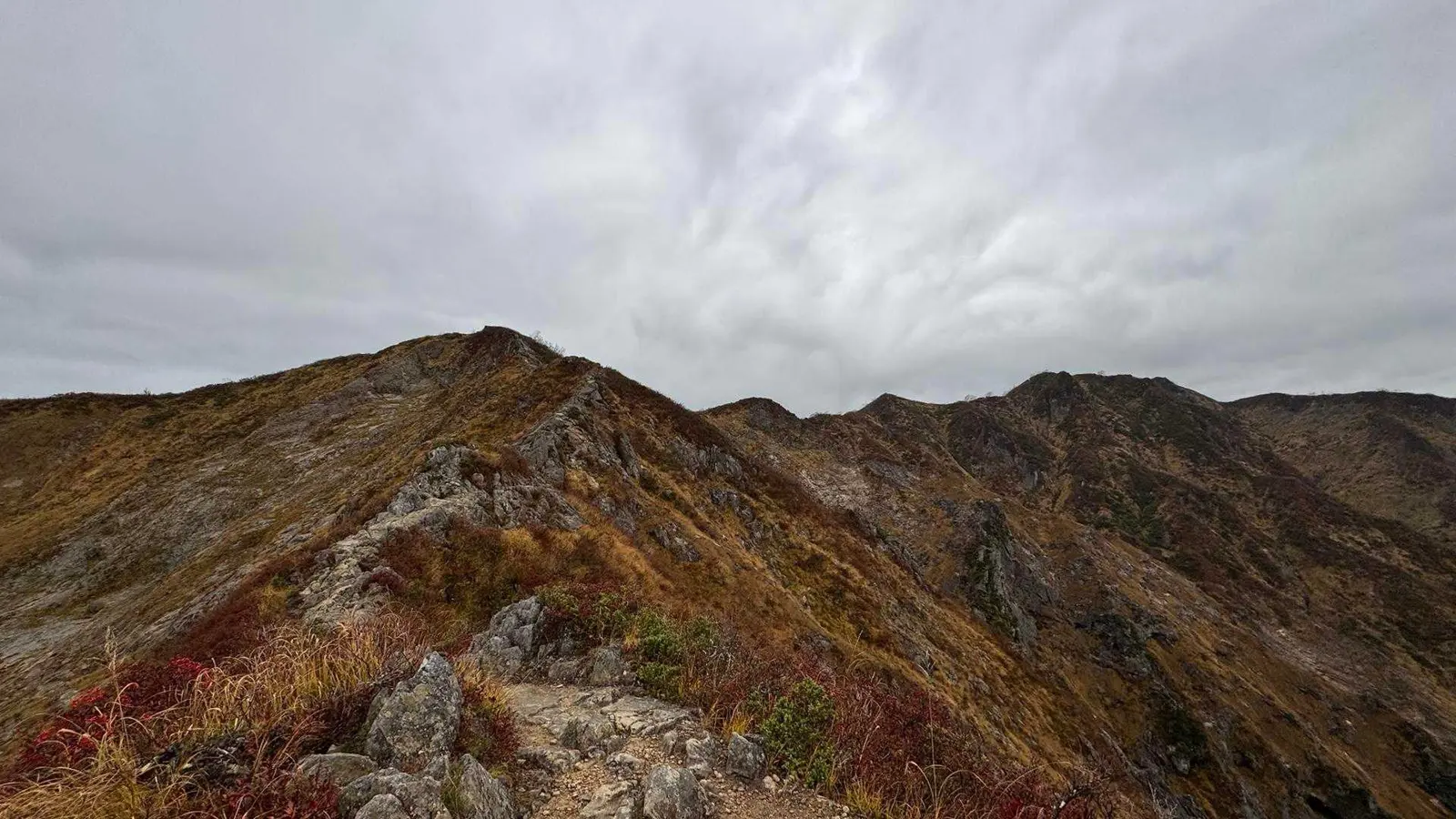 剣ヶ峰付近の岩稜と秋の斜面