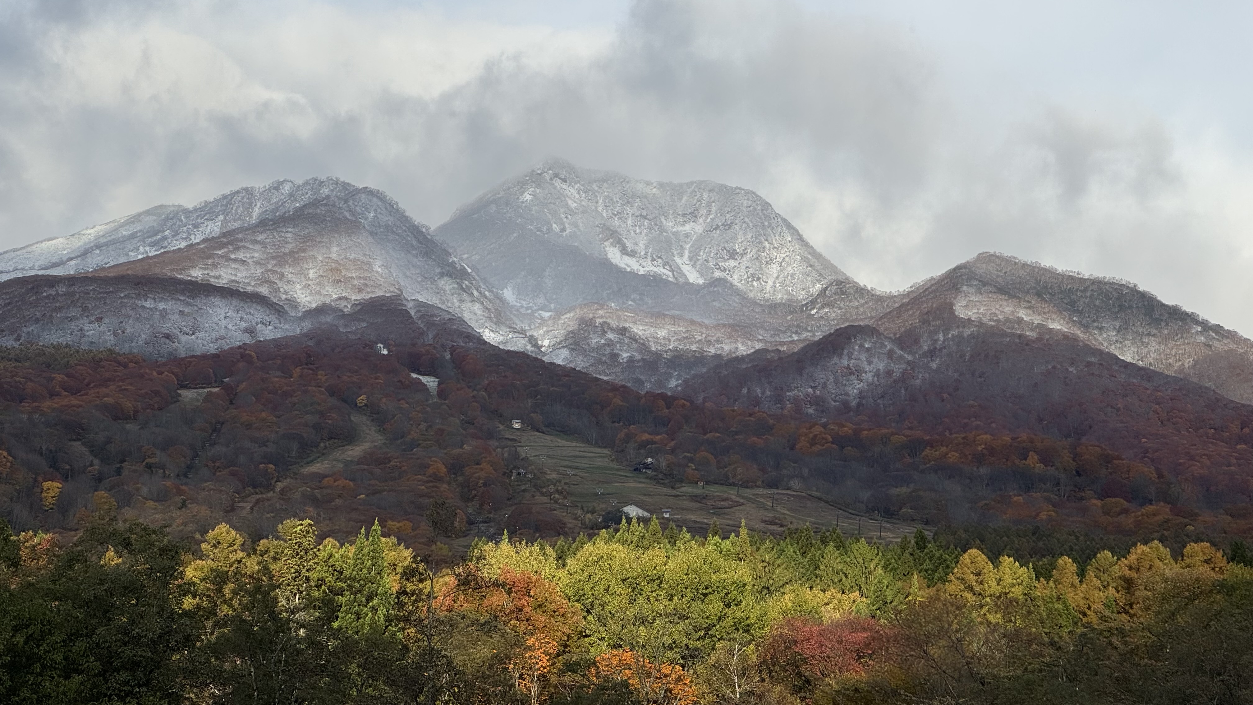 妙高の紅葉を抜け、斑尾へつなぐ Day2／chant!さんの庭〜いもり池〜関川関所〜野尻湖〜大明神岳〜斑尾山〜斑尾高原の写真