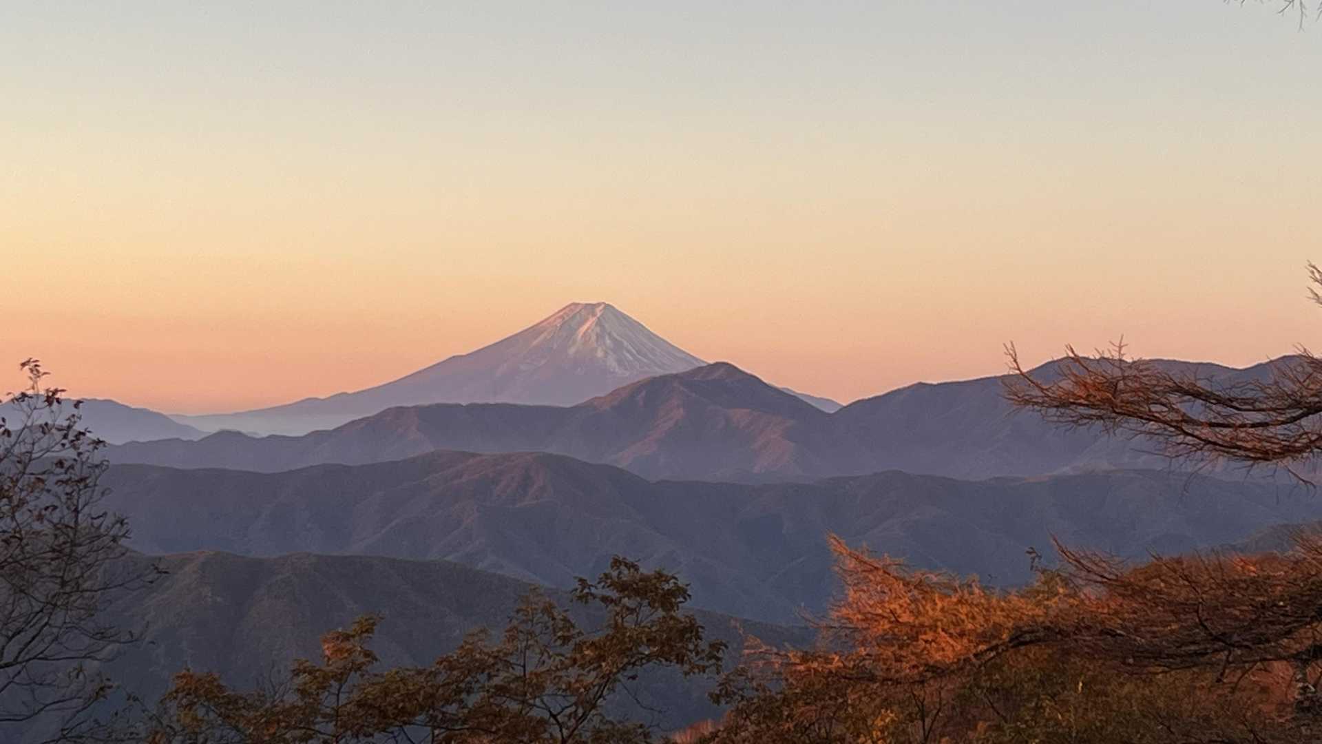 朝日に染まる富士山