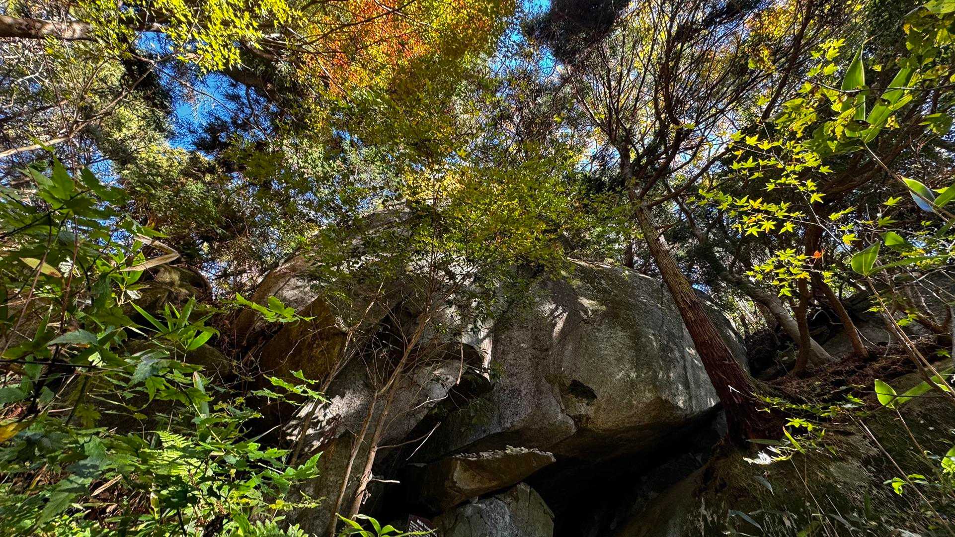 竪破山・胎内石・太刀割石〜奈々久良の滝 の写真 16