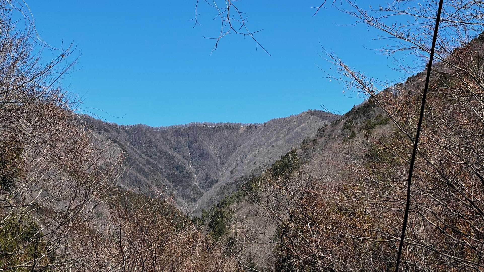 奥多摩、石尾根テン泊縦走（鴨沢〜七ツ石山〜鷹ノ巣山〜六ツ石山〜奥多摩駅） の写真 6