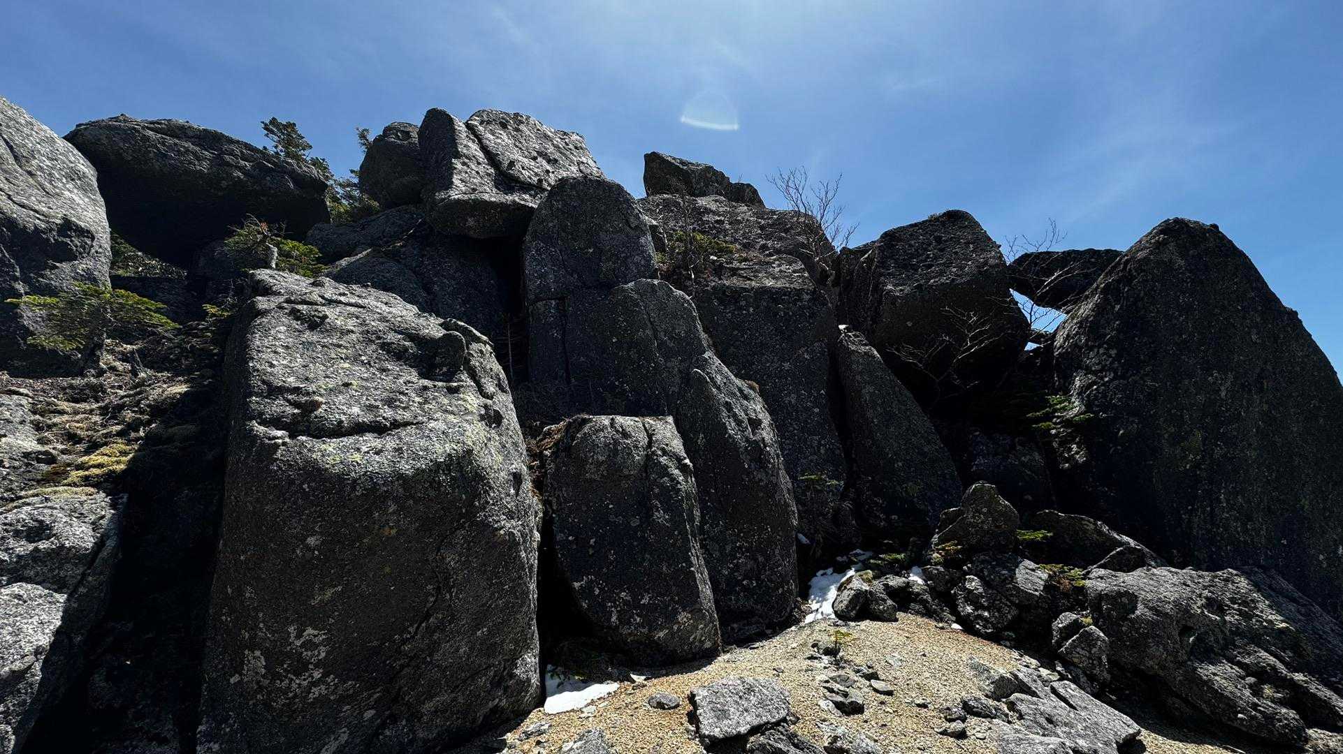 三宝岩、下側から撮影