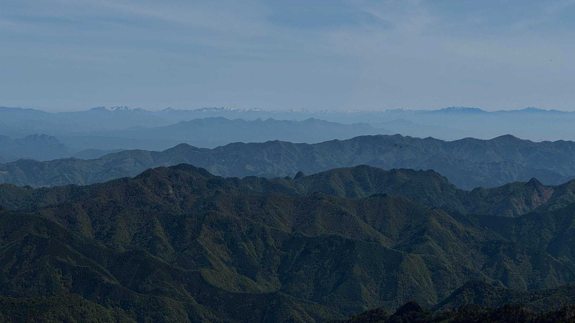 大山山頂手前から。日光白根山まで見えました