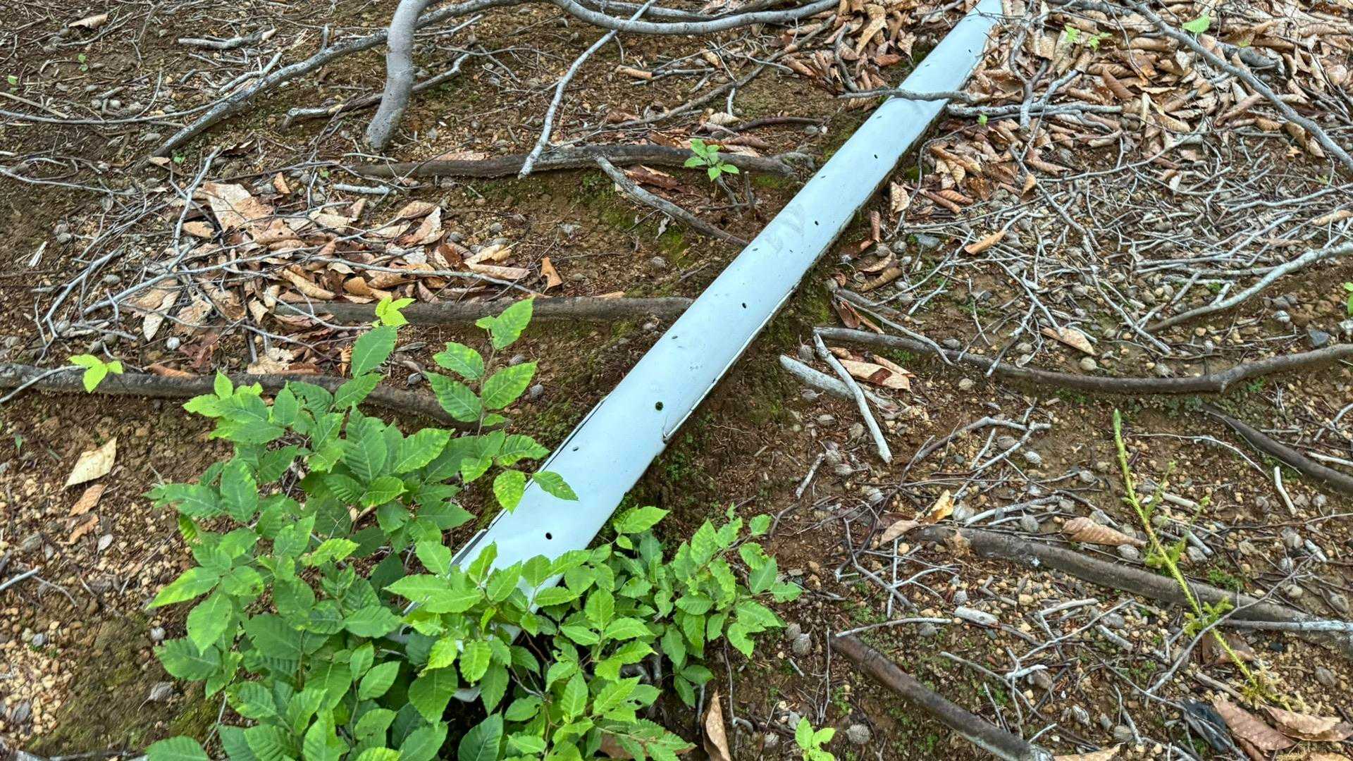 水捌け改善のためのパイプが露出。電源コンセントも所々に残ってて昔は高規格だった？