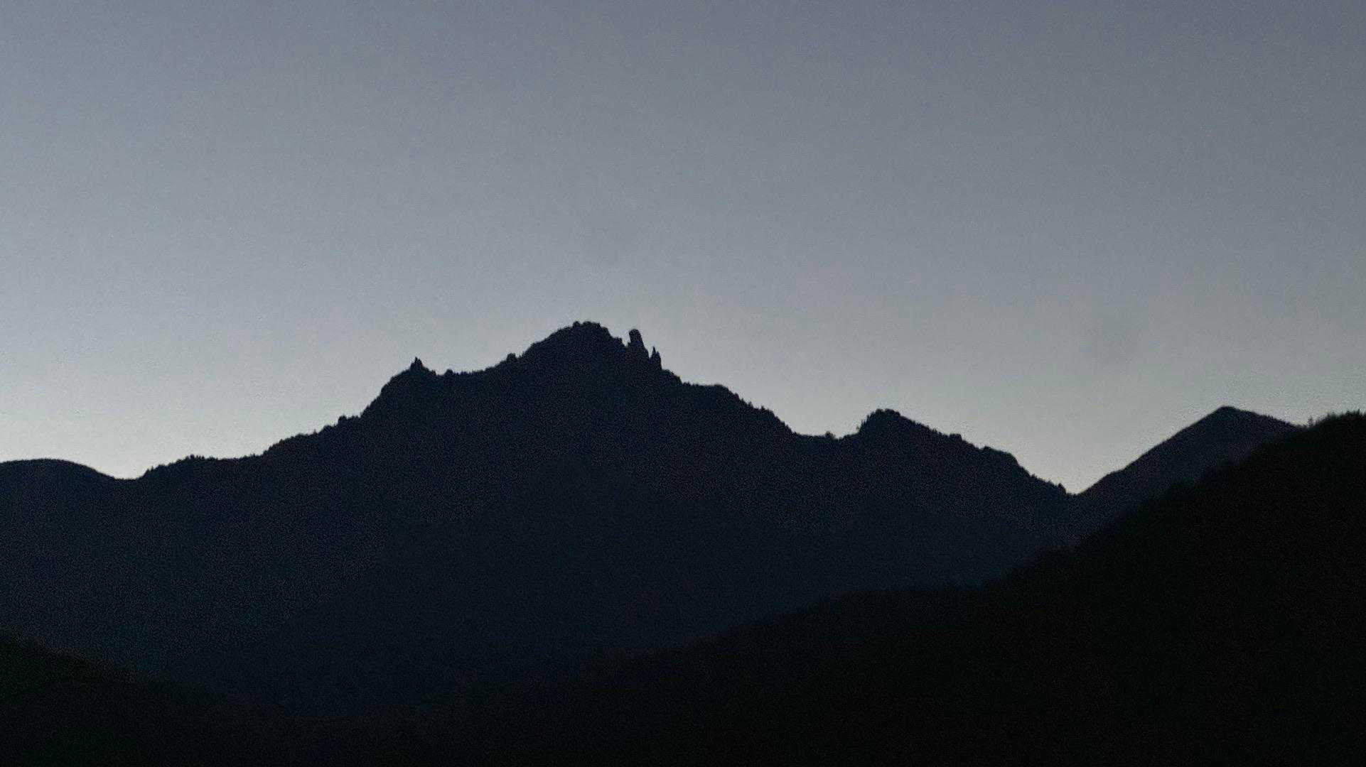 朝方、瑞牆山遠影