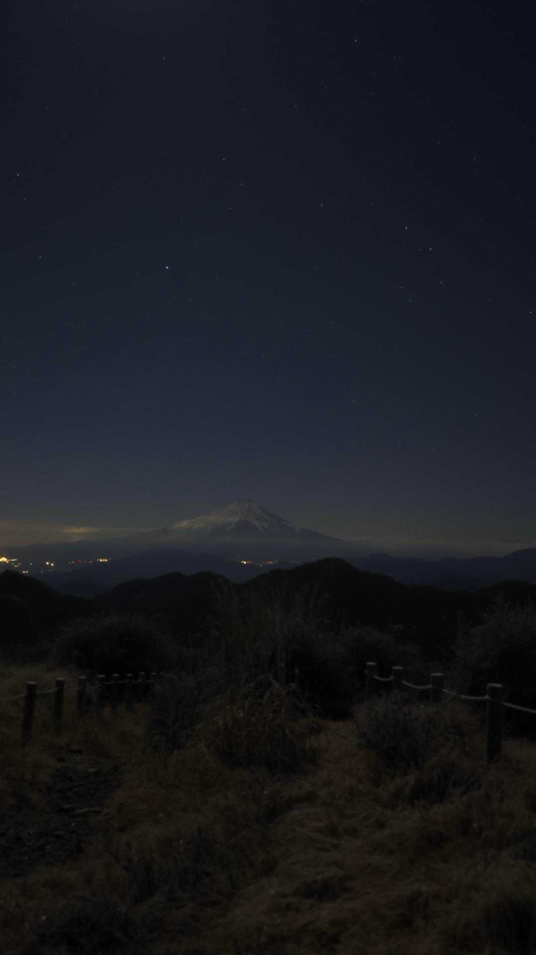 夜明け前の富士山