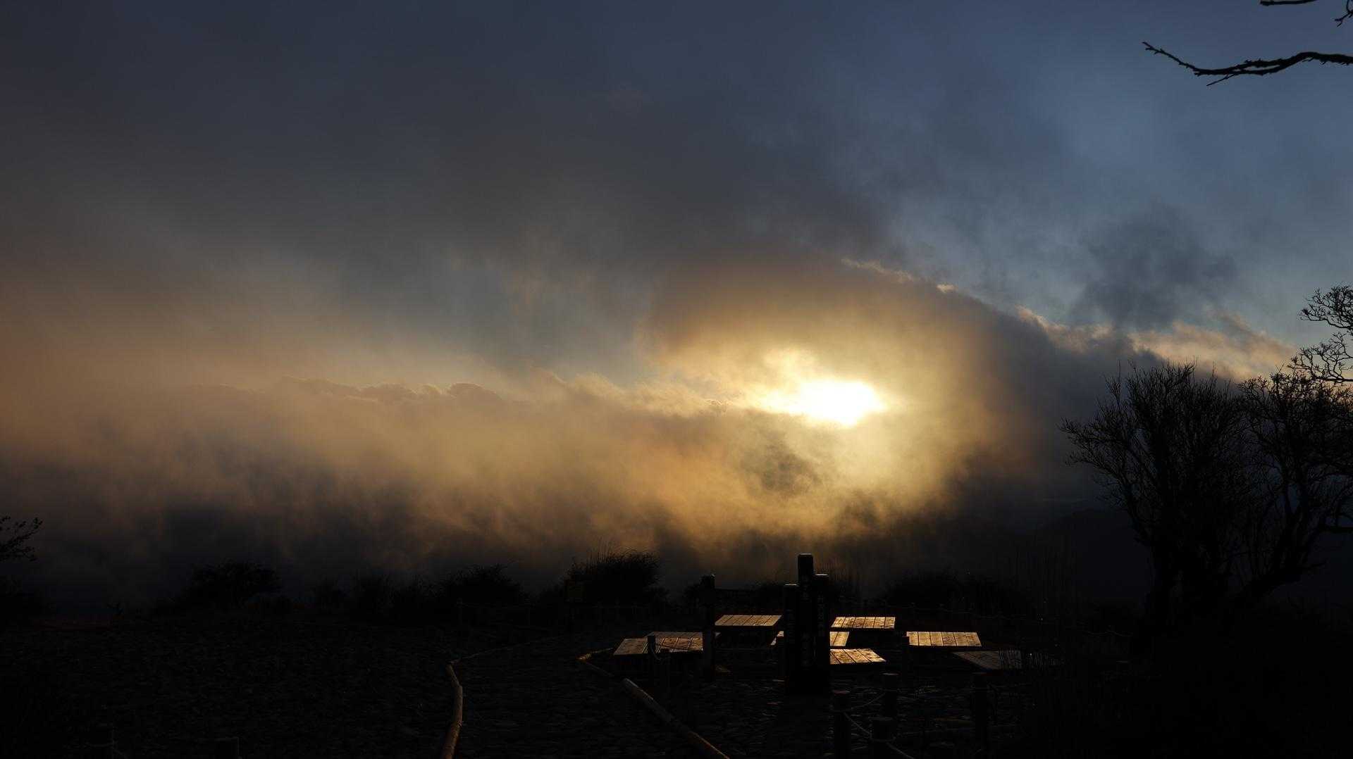 夕陽と流れる雲の蛭ヶ岳山頂