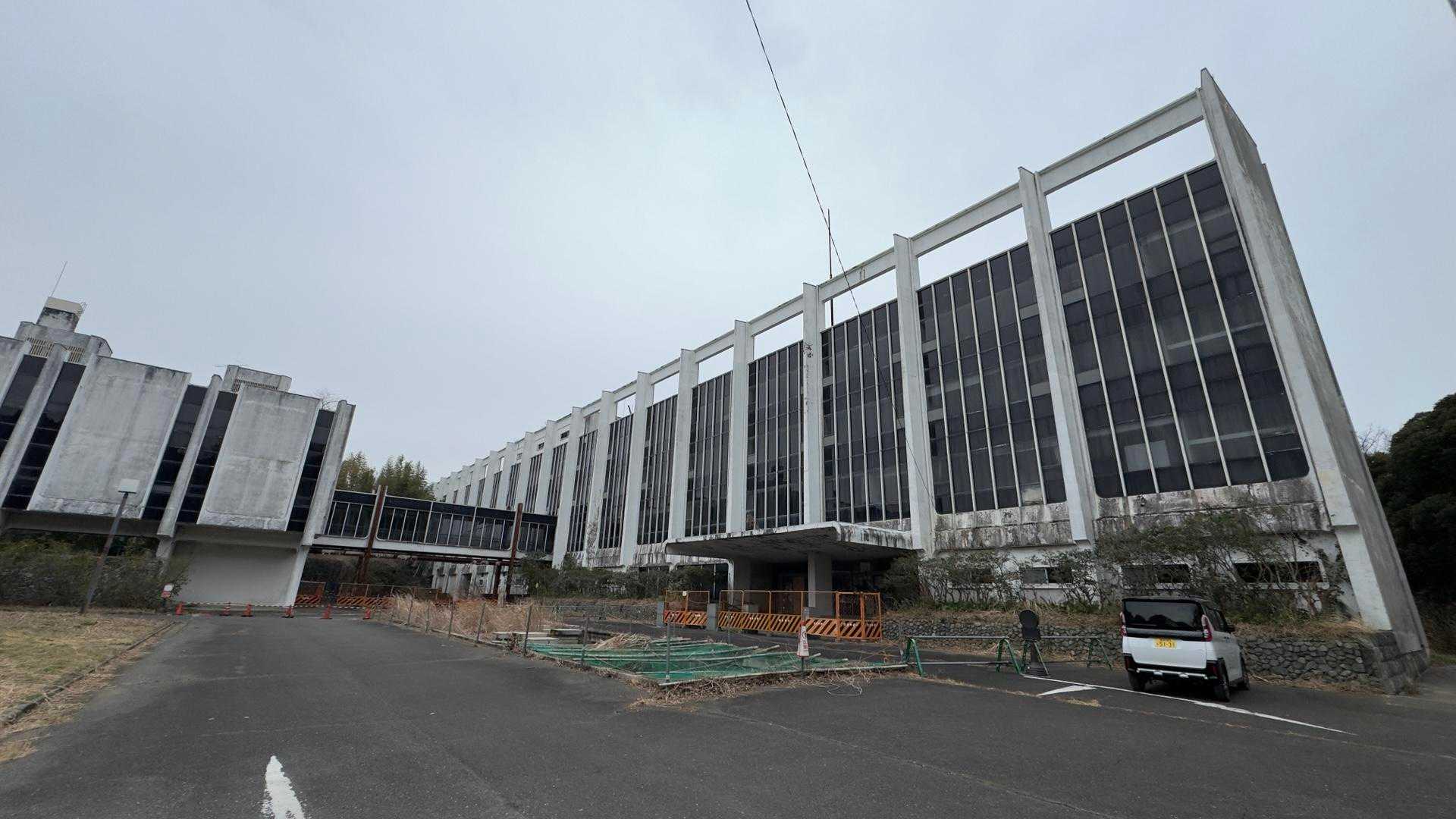 NRI跡地（正面）、鎌倉市の管理になっているようだが、廃墟感が強い。