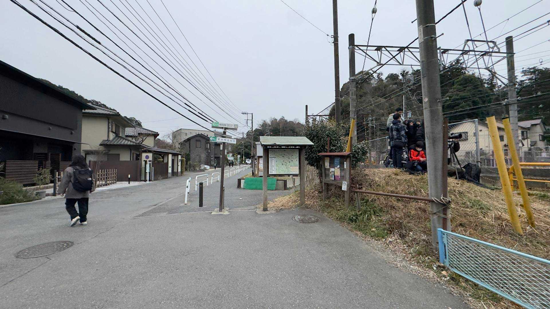 線路脇に撮り鉄集団が