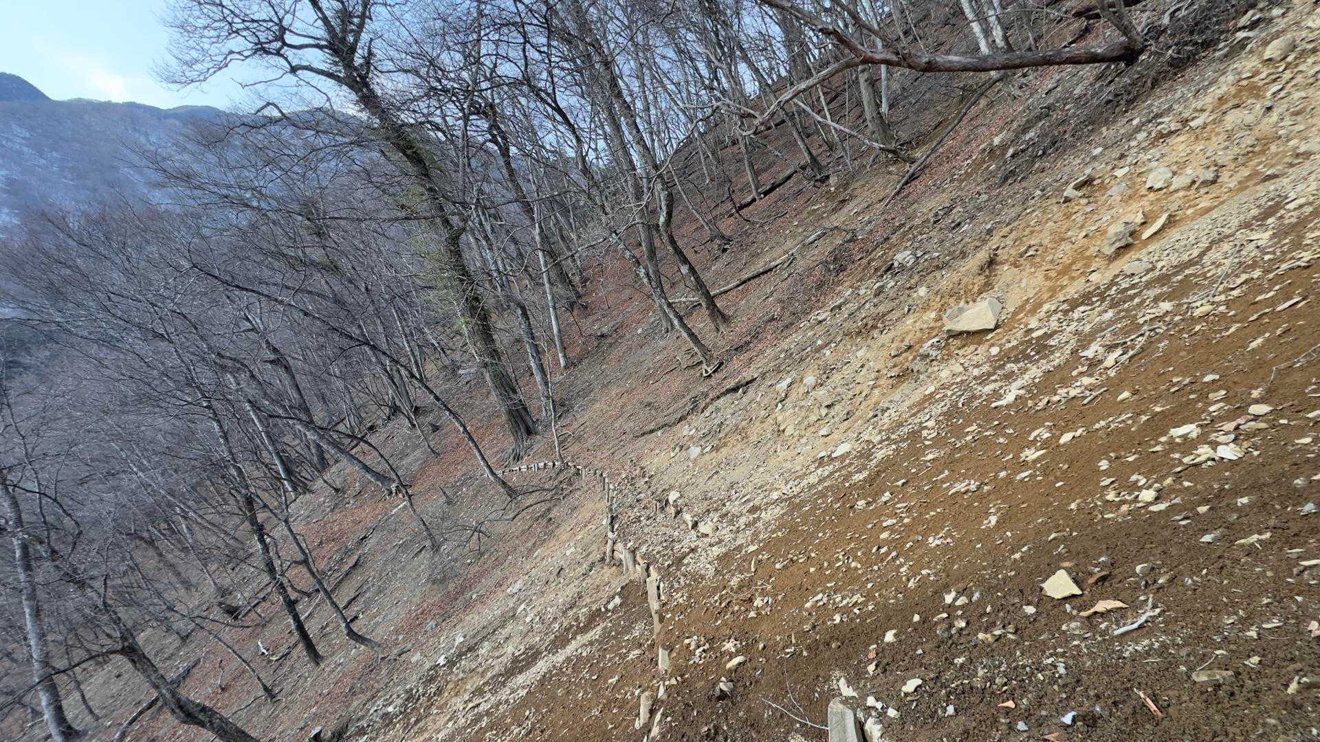 三条の湯に近づくにつれガレ場が増えてきます。