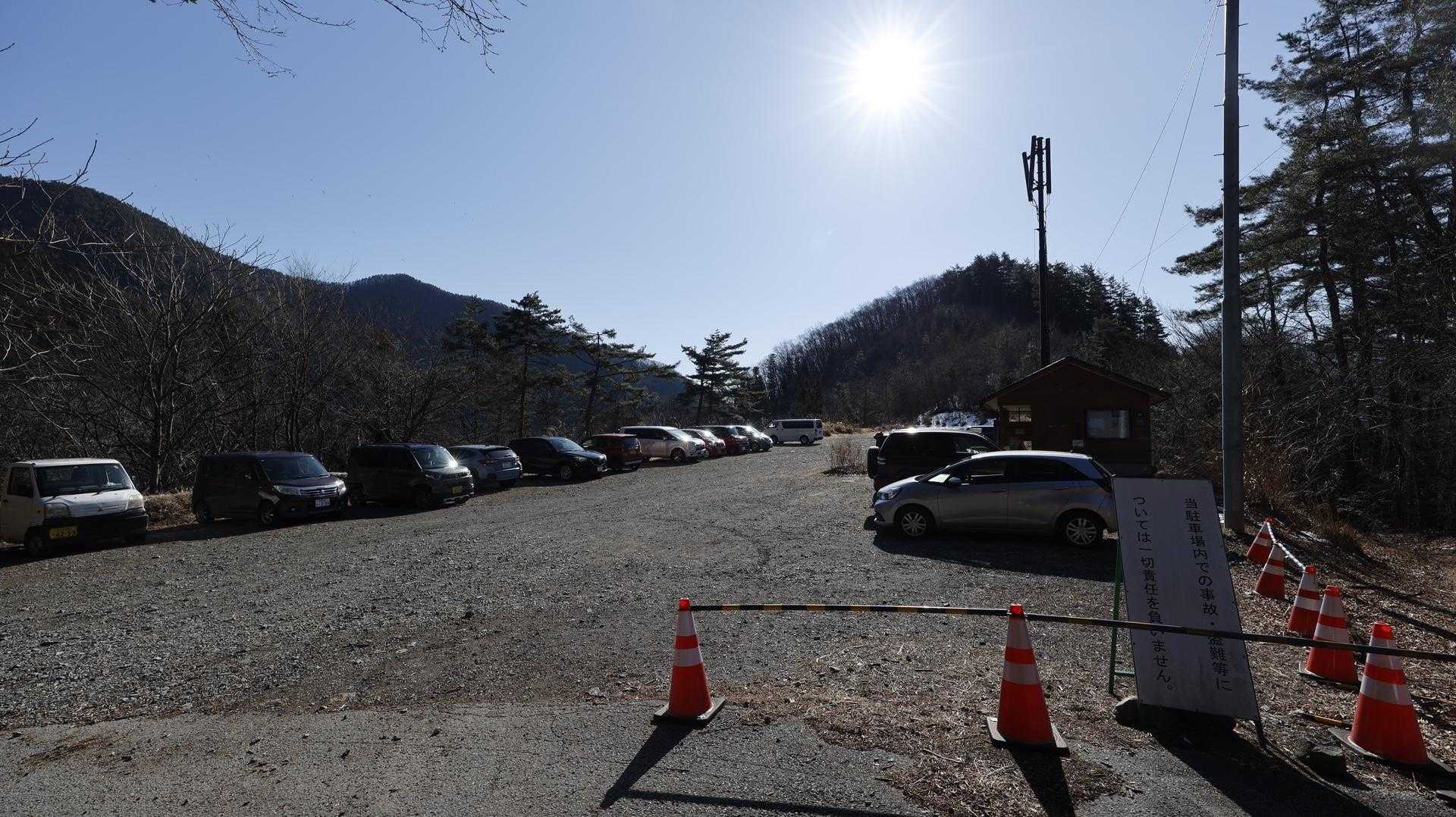 平日とあって駐車場場は奥の方に空きが沢山