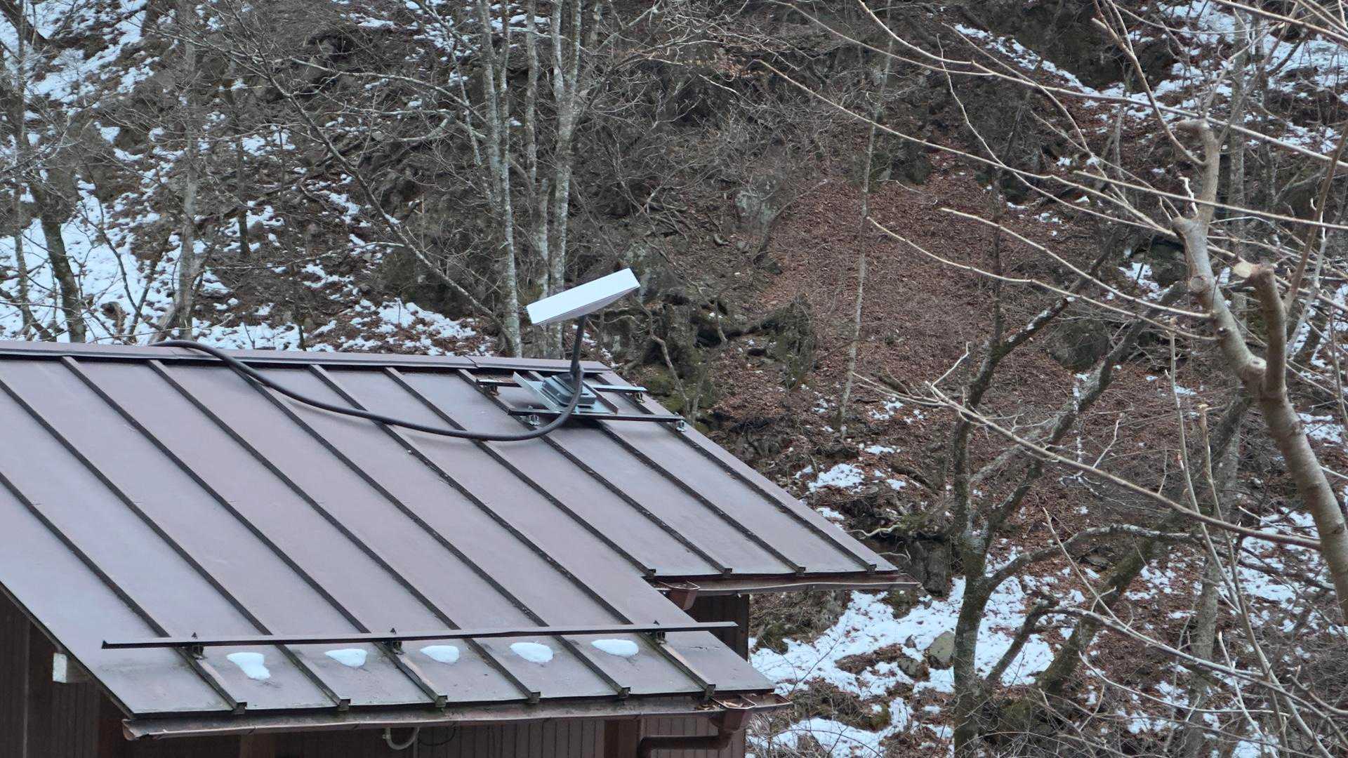スターリンクのアンテナが。山小屋Wi-Fi使えました。