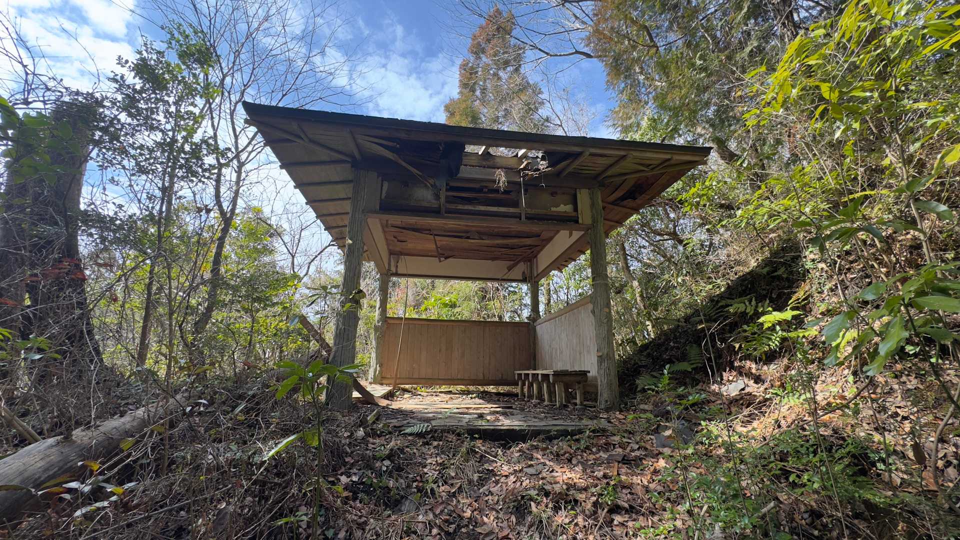 四阿がありましたが、屋根も朽ちてボロボロ