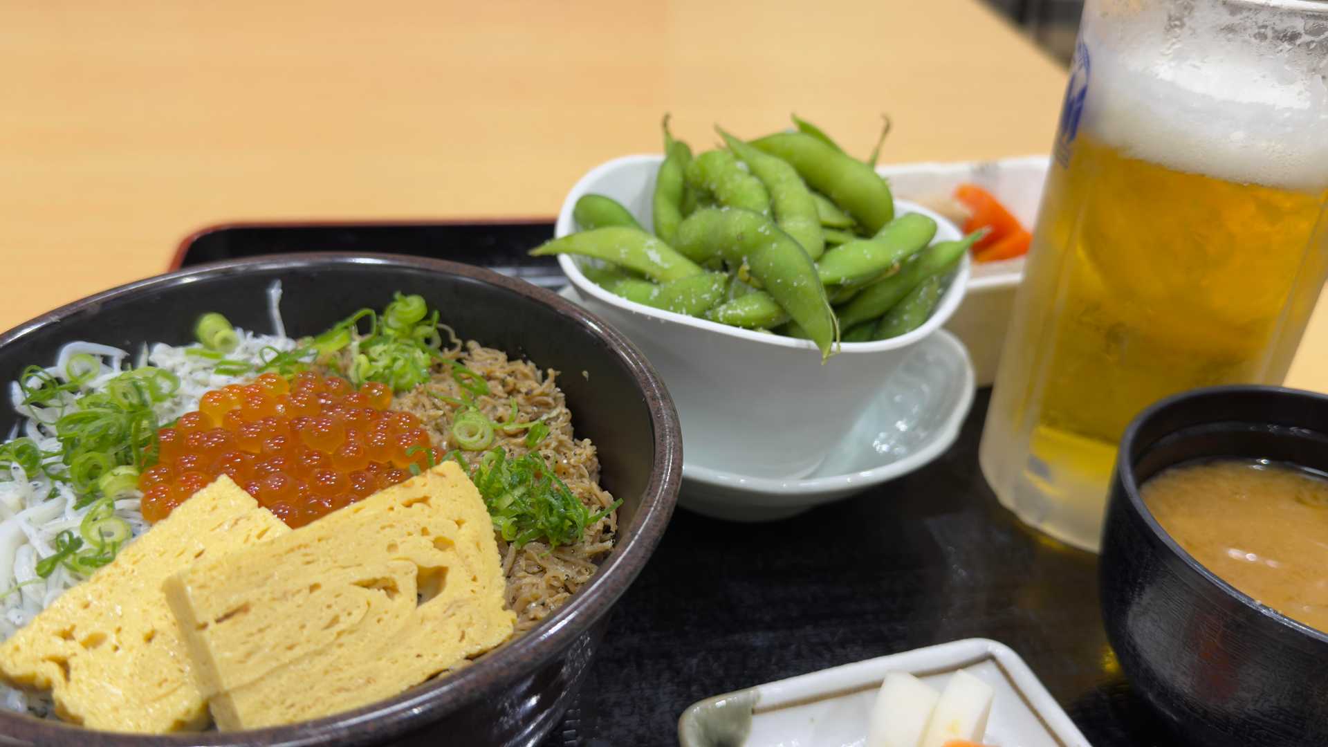 しおかぜ荘内のラーメンオダのしらす丼、美味