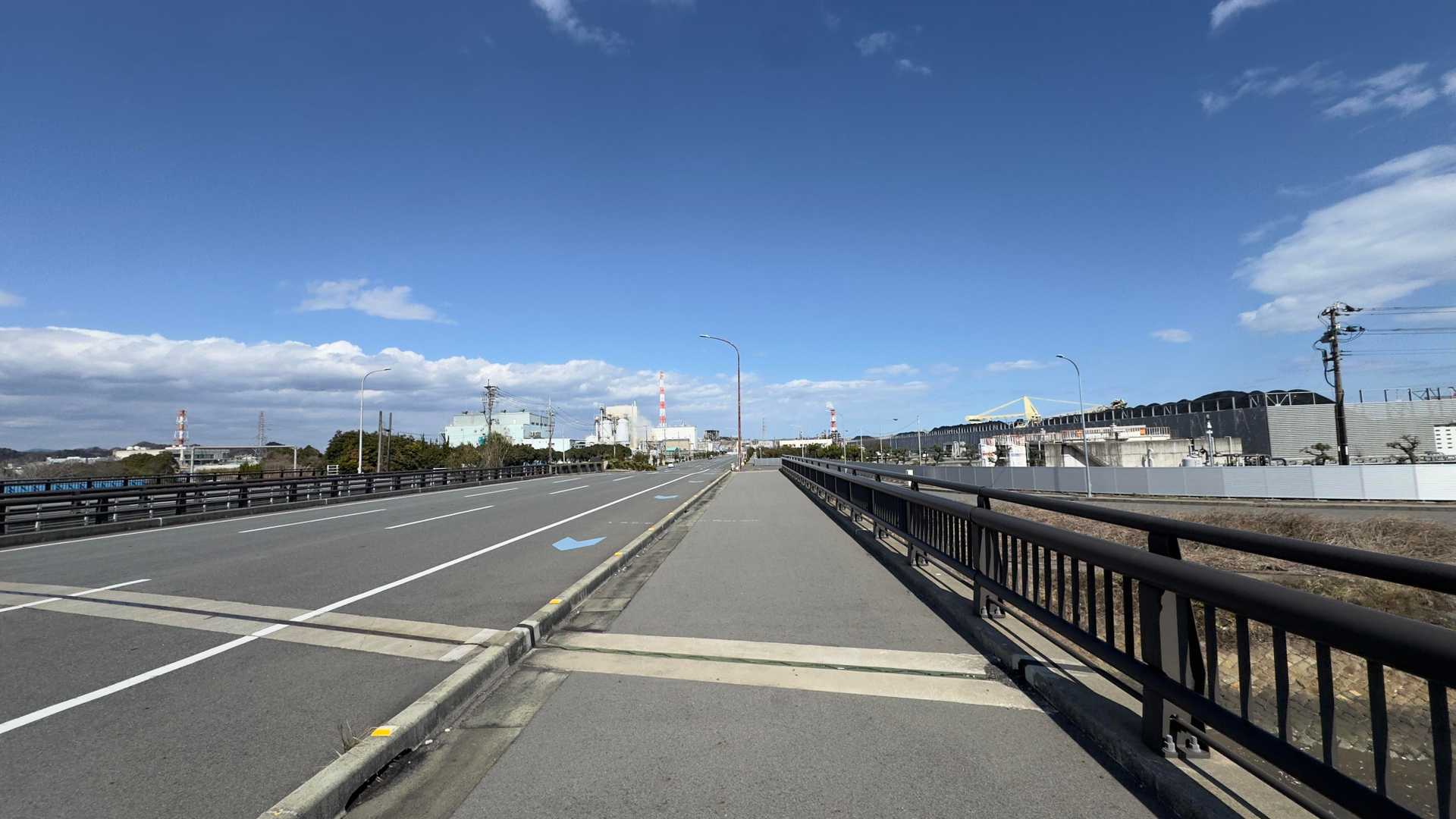 小名浜港のだだっ広い港湾道路を数キロ歩く。。