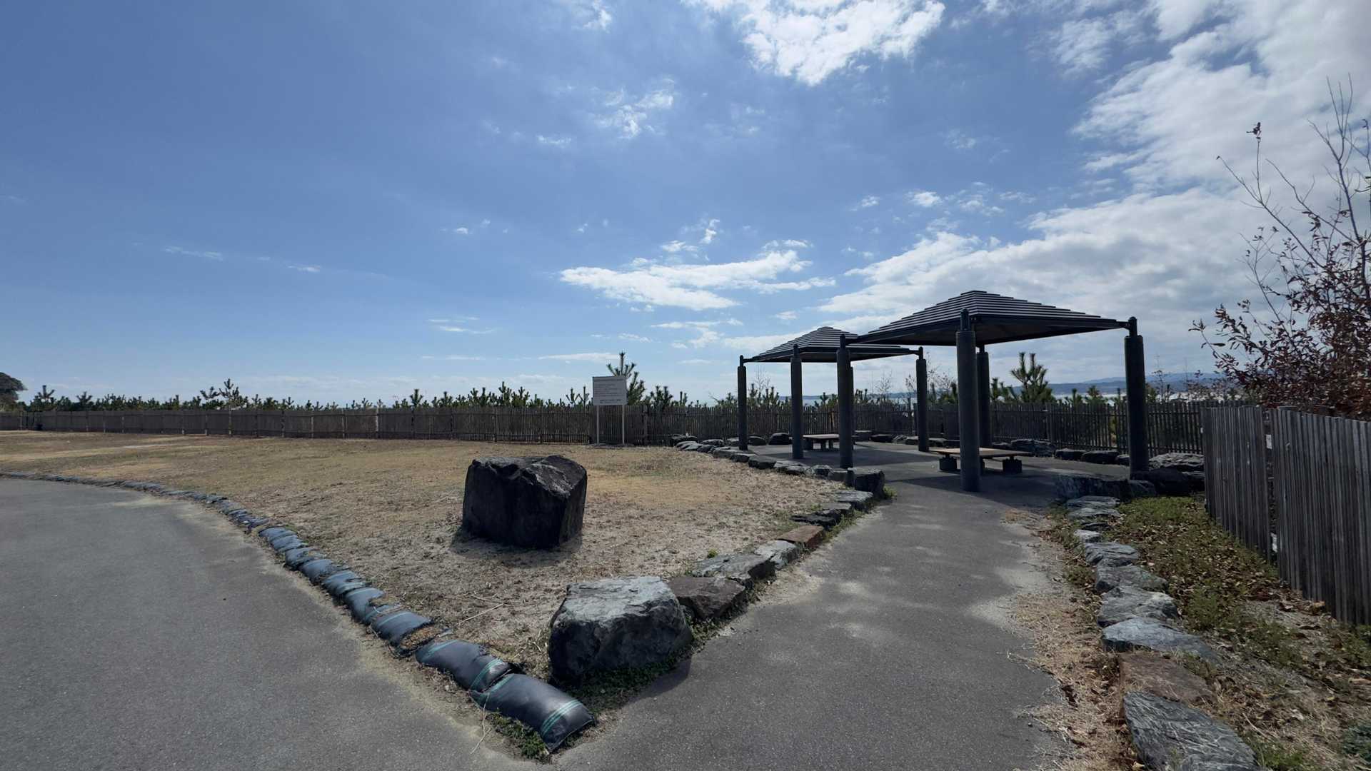 防潮堤のウチ側に防災緑地が整備され、所々に四阿やベンチがあります