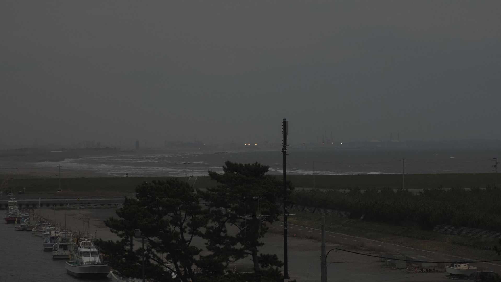 夜間、風雨が強まる。