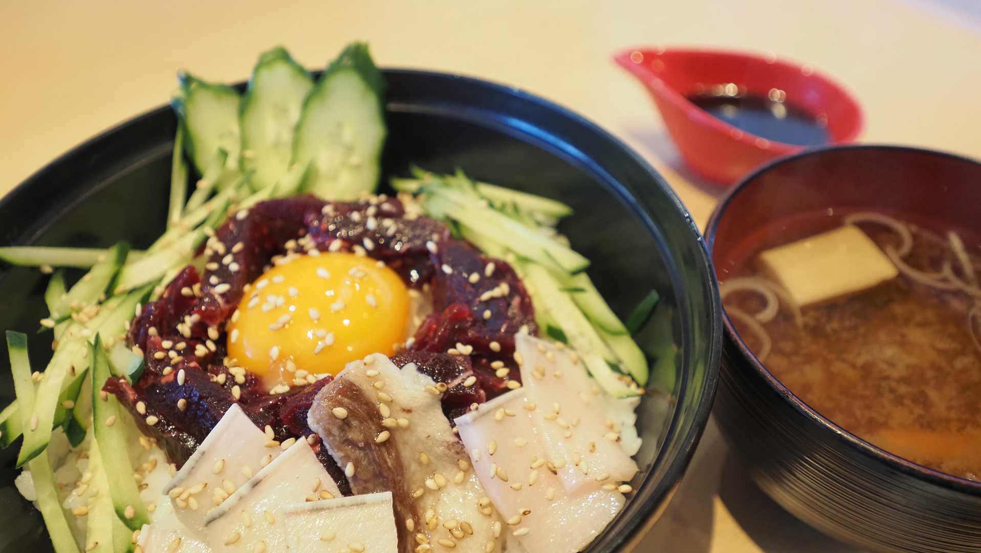 鯨ユッケ丼