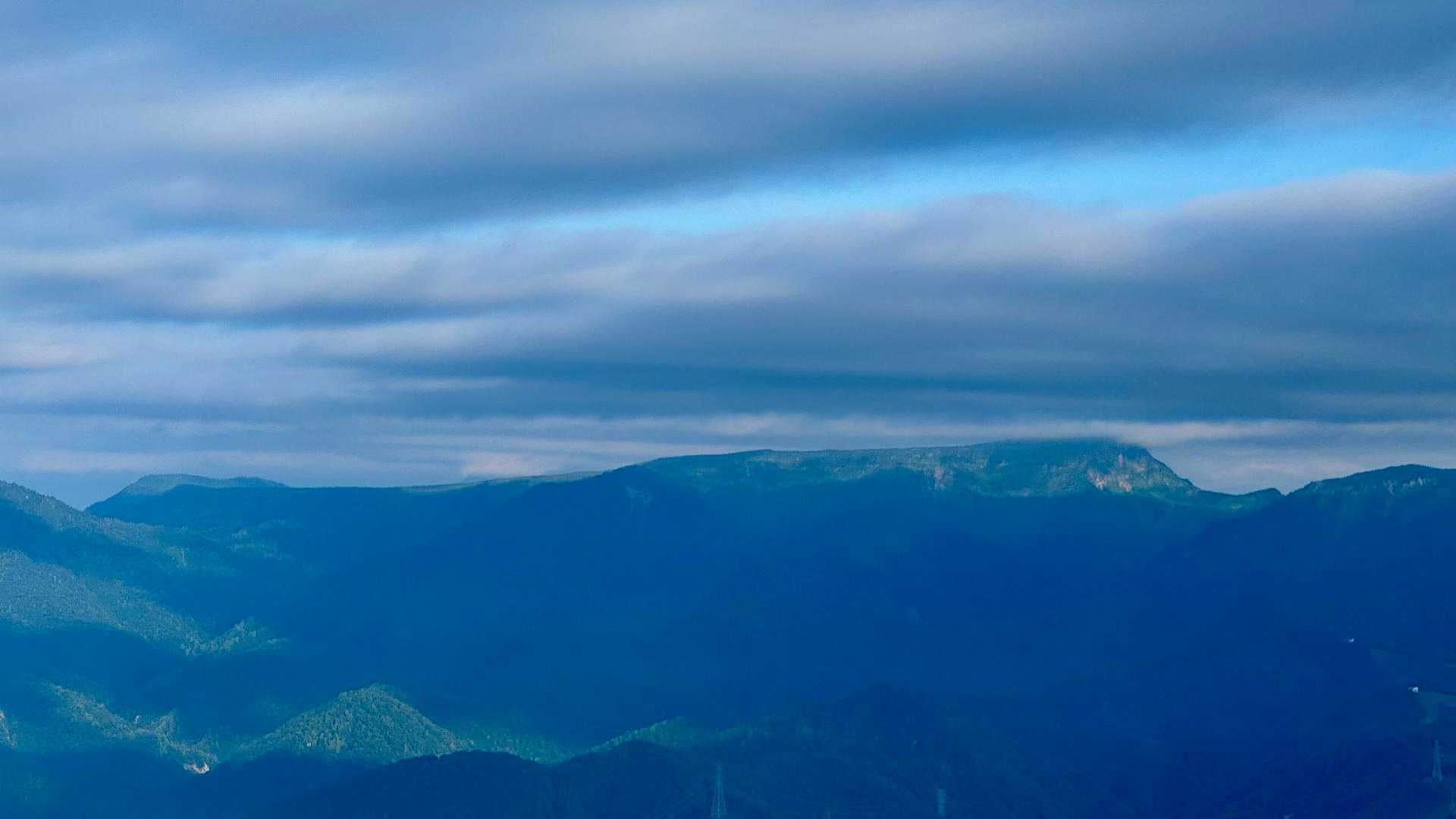 平標山山頂から苗場山