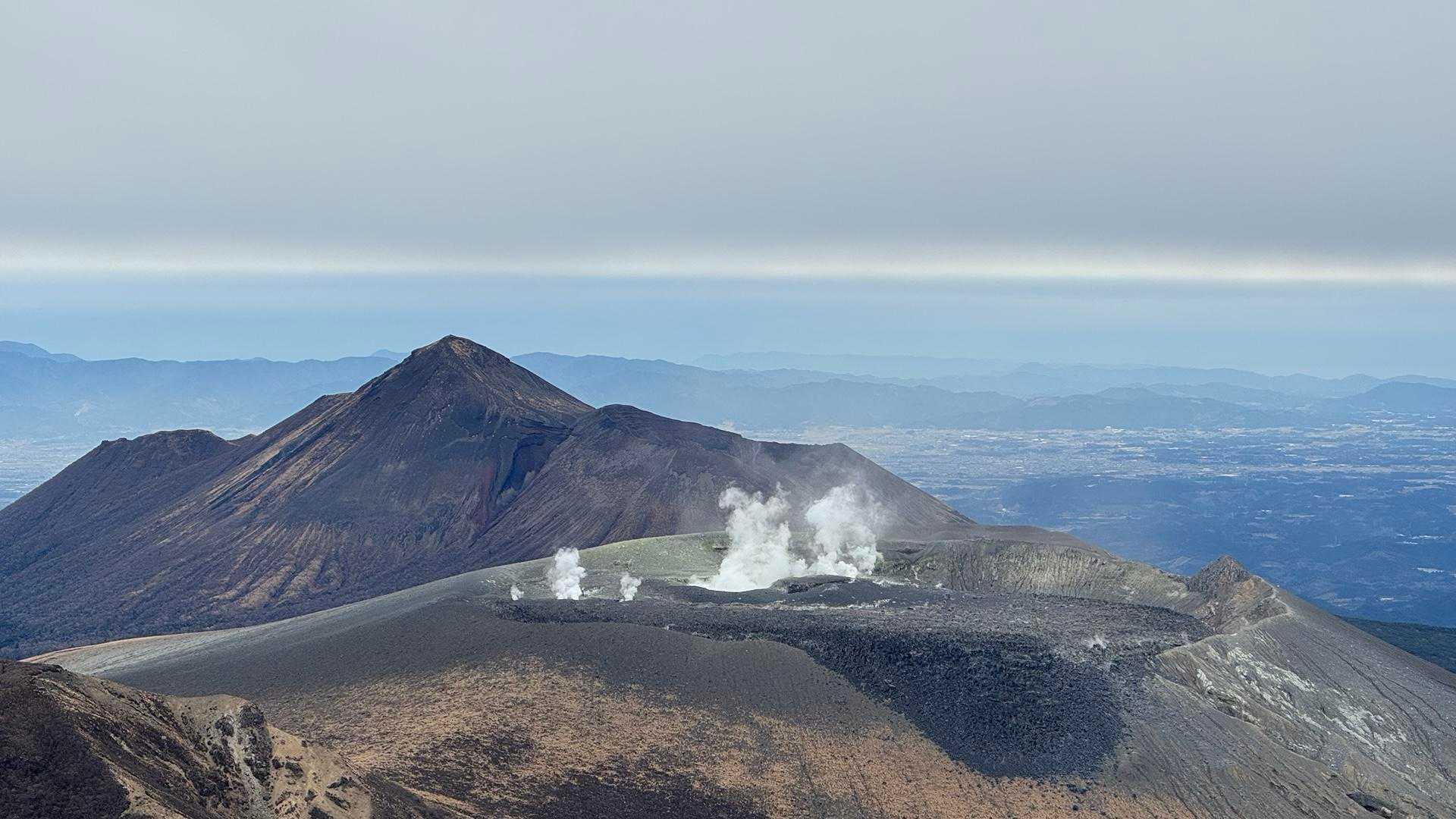 新燃岳と奥に高千穂峰