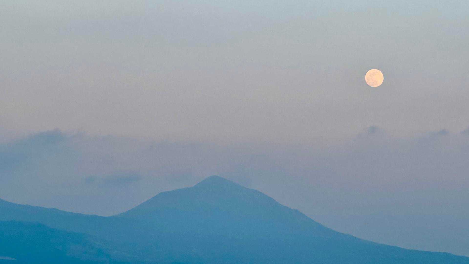 鹿児島空港から、高千穂峰と月🌕