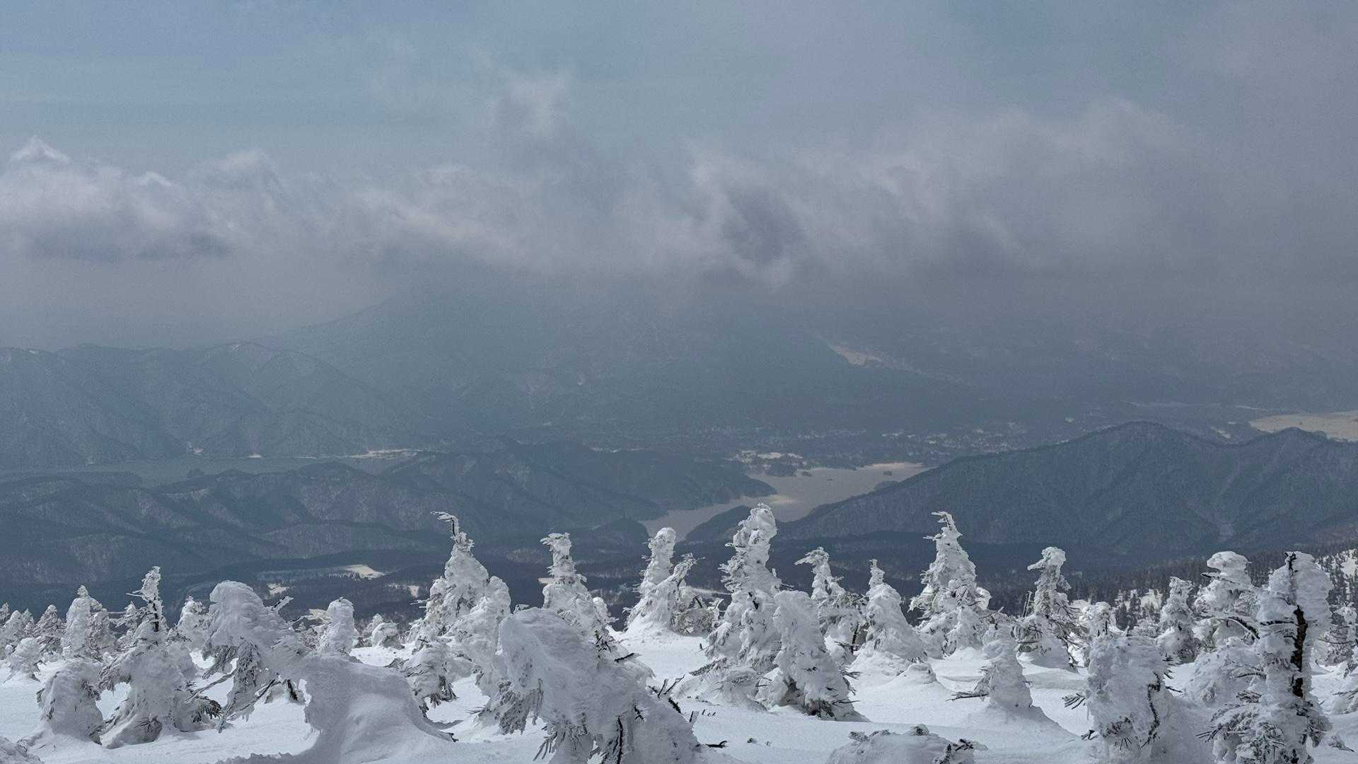 頂上先から桧原湖、磐梯山方面
磐梯山は見えず