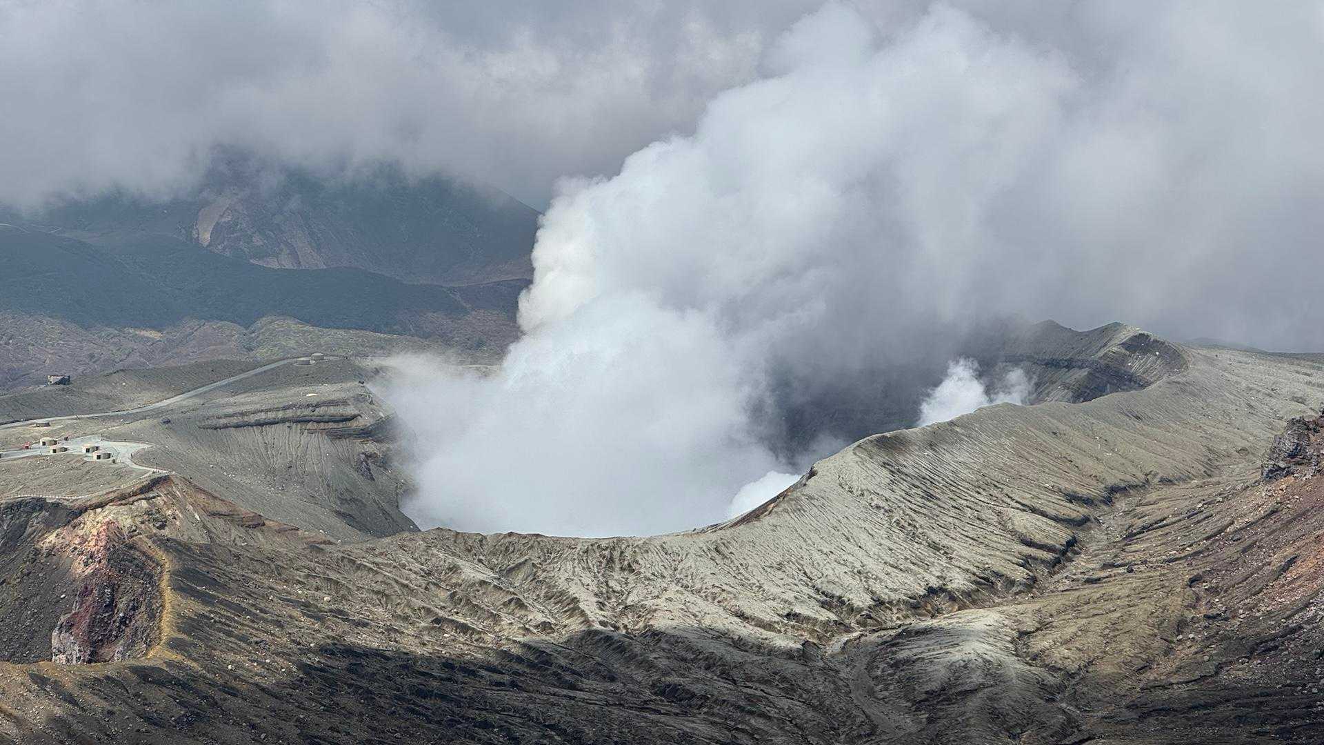 阿蘇山（中岳・高岳・高岳東峰）、砂千里ヶ浜から の写真 8