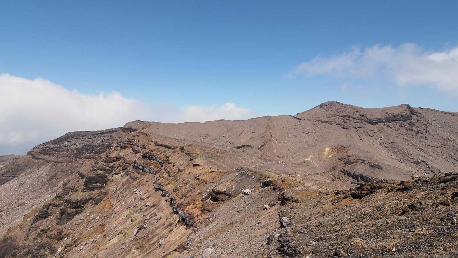 阿蘇山（中岳・高岳・高岳東峰）、砂千里ヶ浜から の写真 11