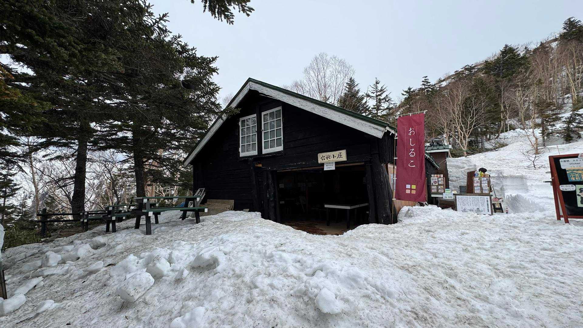 燕岳、残雪の稜線へ の写真 5