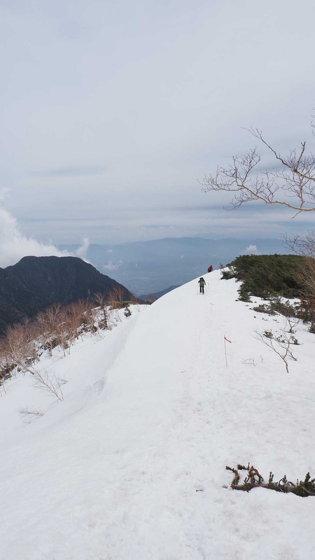 燕岳、残雪の稜線へ の写真 9