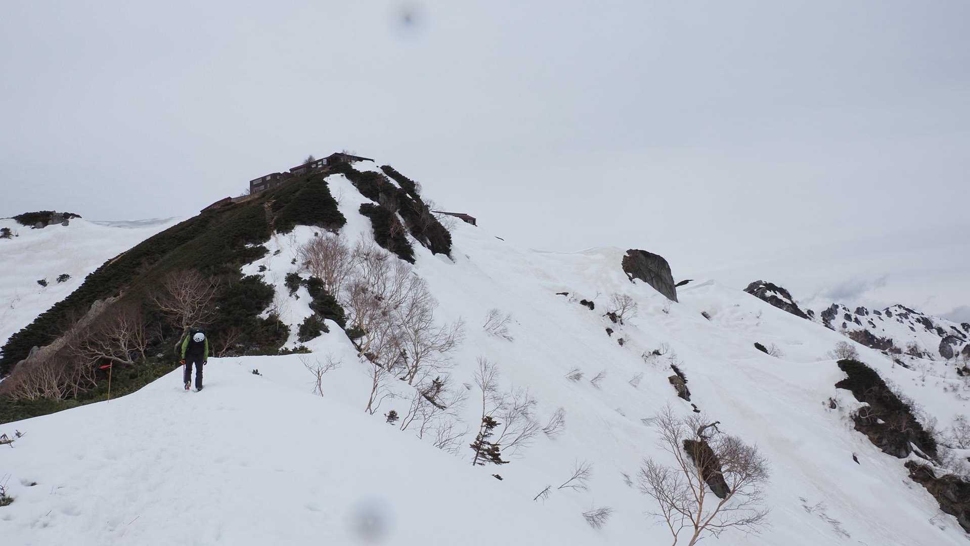 燕岳、残雪の稜線へ の写真 11
