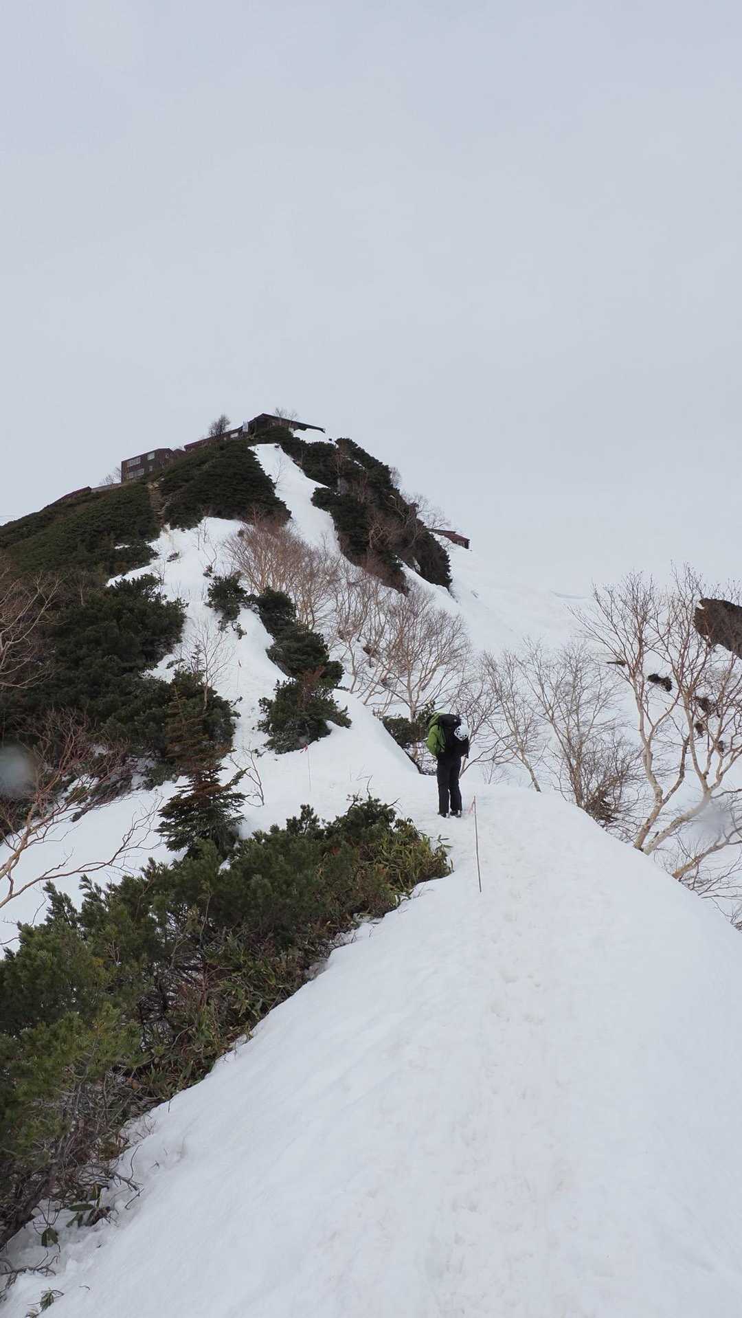 燕岳、残雪の稜線へ の写真 12