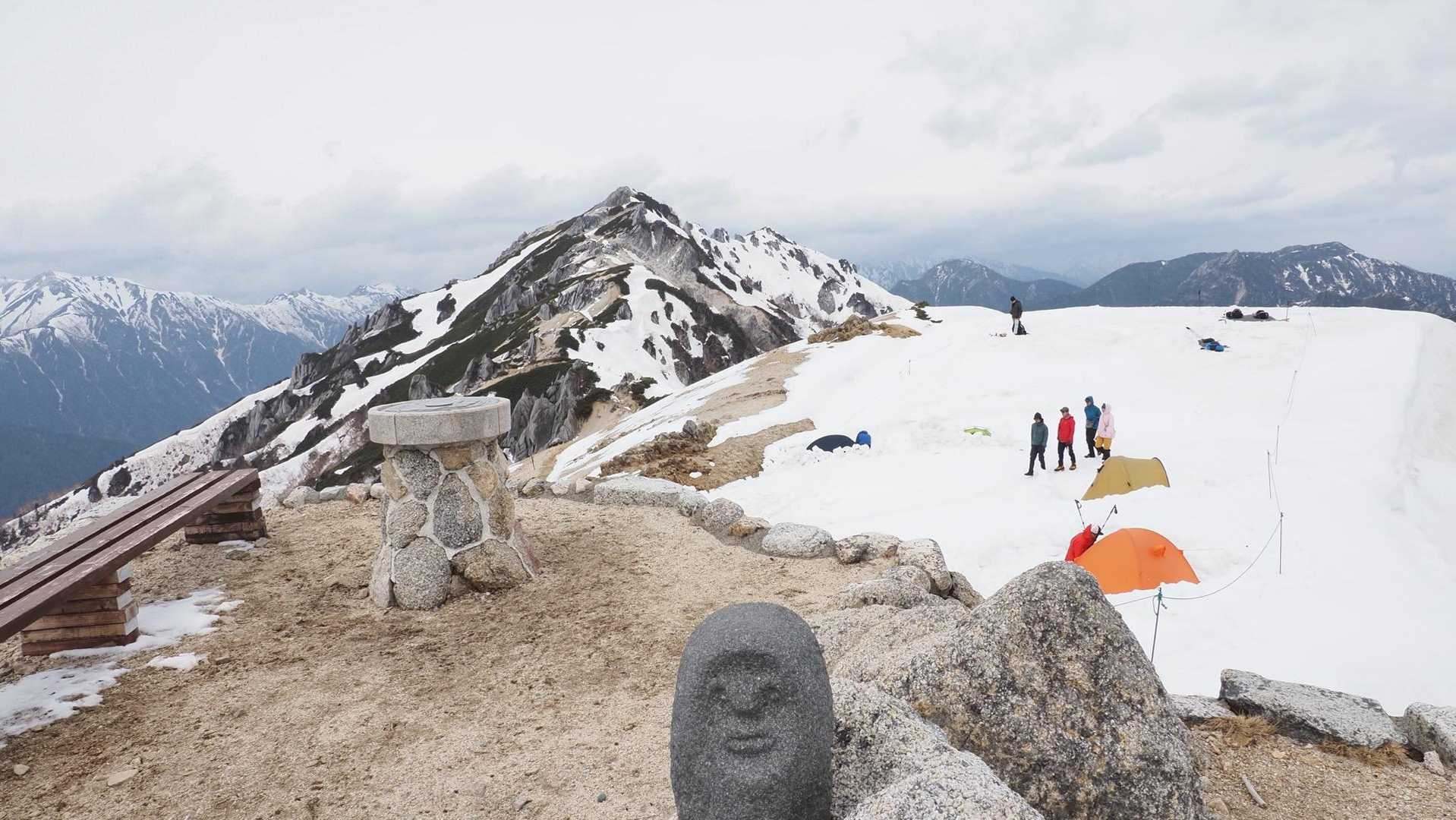 燕岳、残雪の稜線へ の写真 14