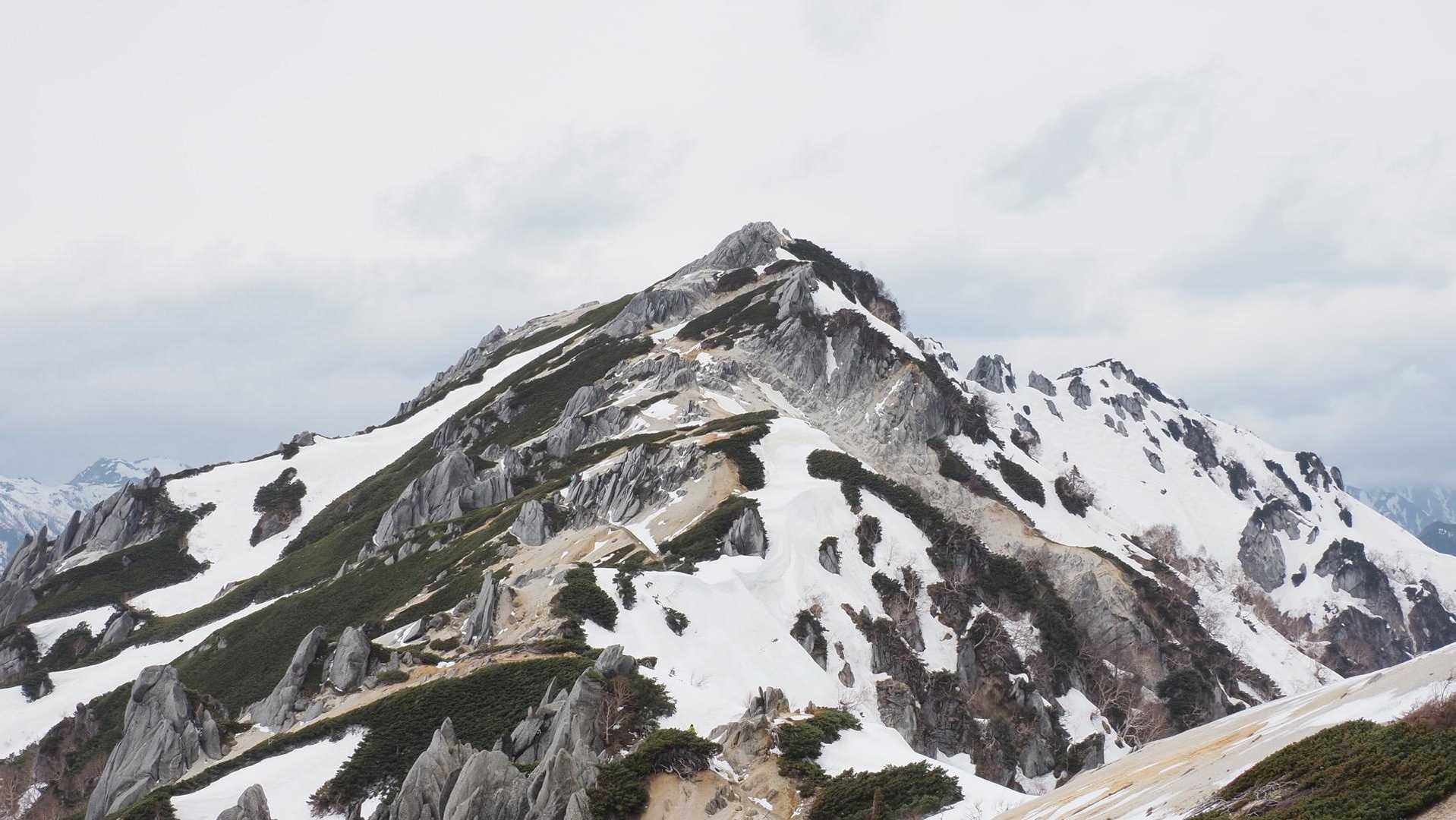 燕岳、残雪の稜線へ の写真 15