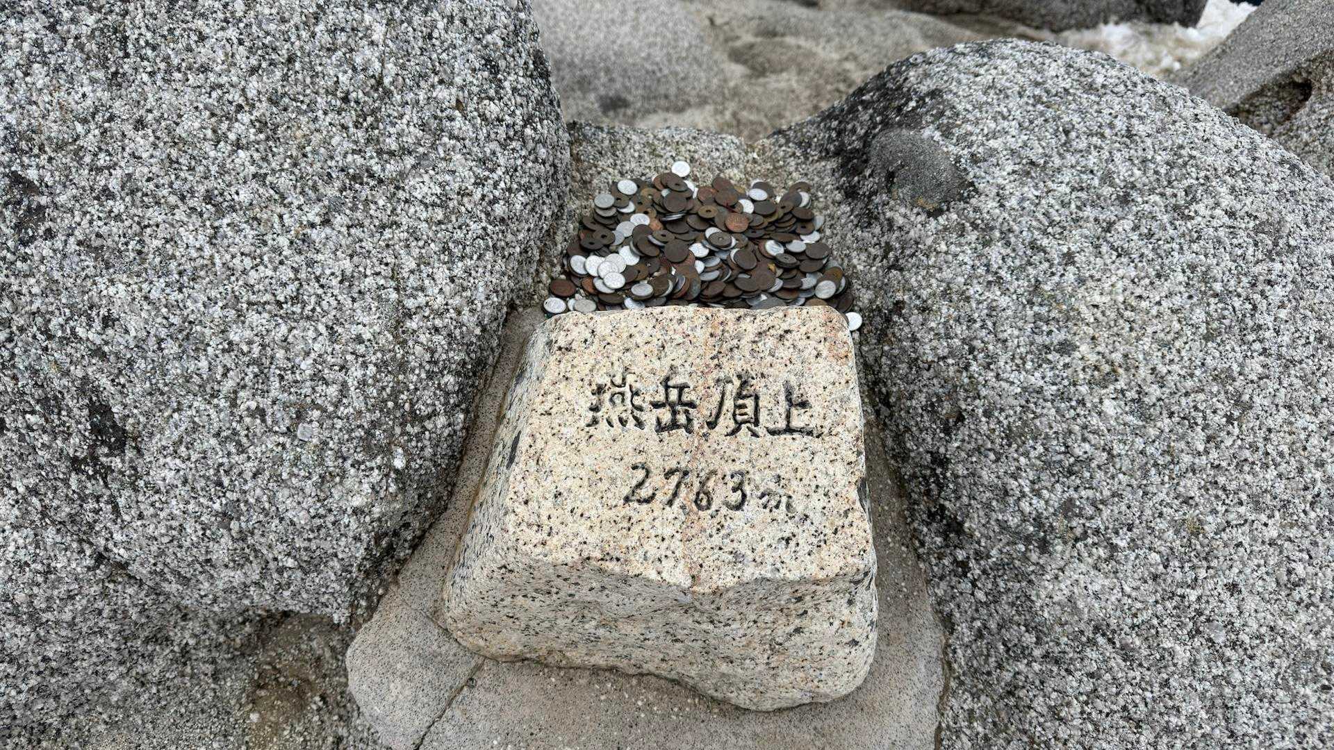 燕岳、残雪の稜線へ の写真 17