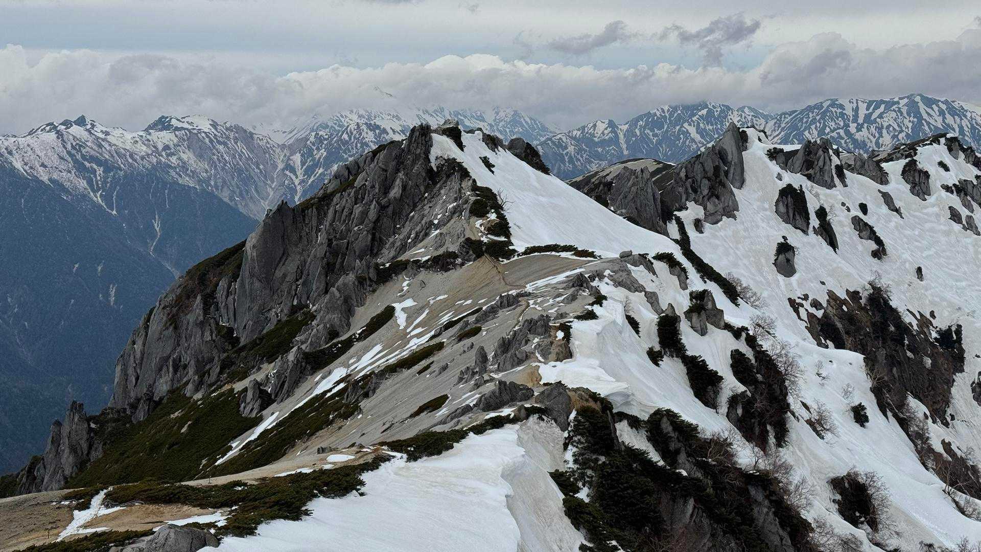 燕岳、残雪の稜線へ の写真 18