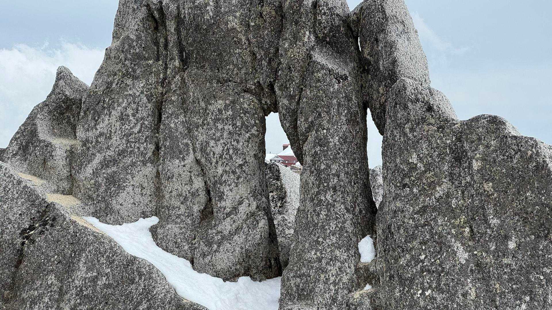 燕岳、残雪の稜線へ の写真 28