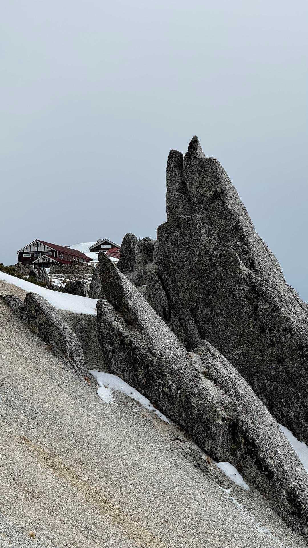 燕岳、残雪の稜線へ の写真 29